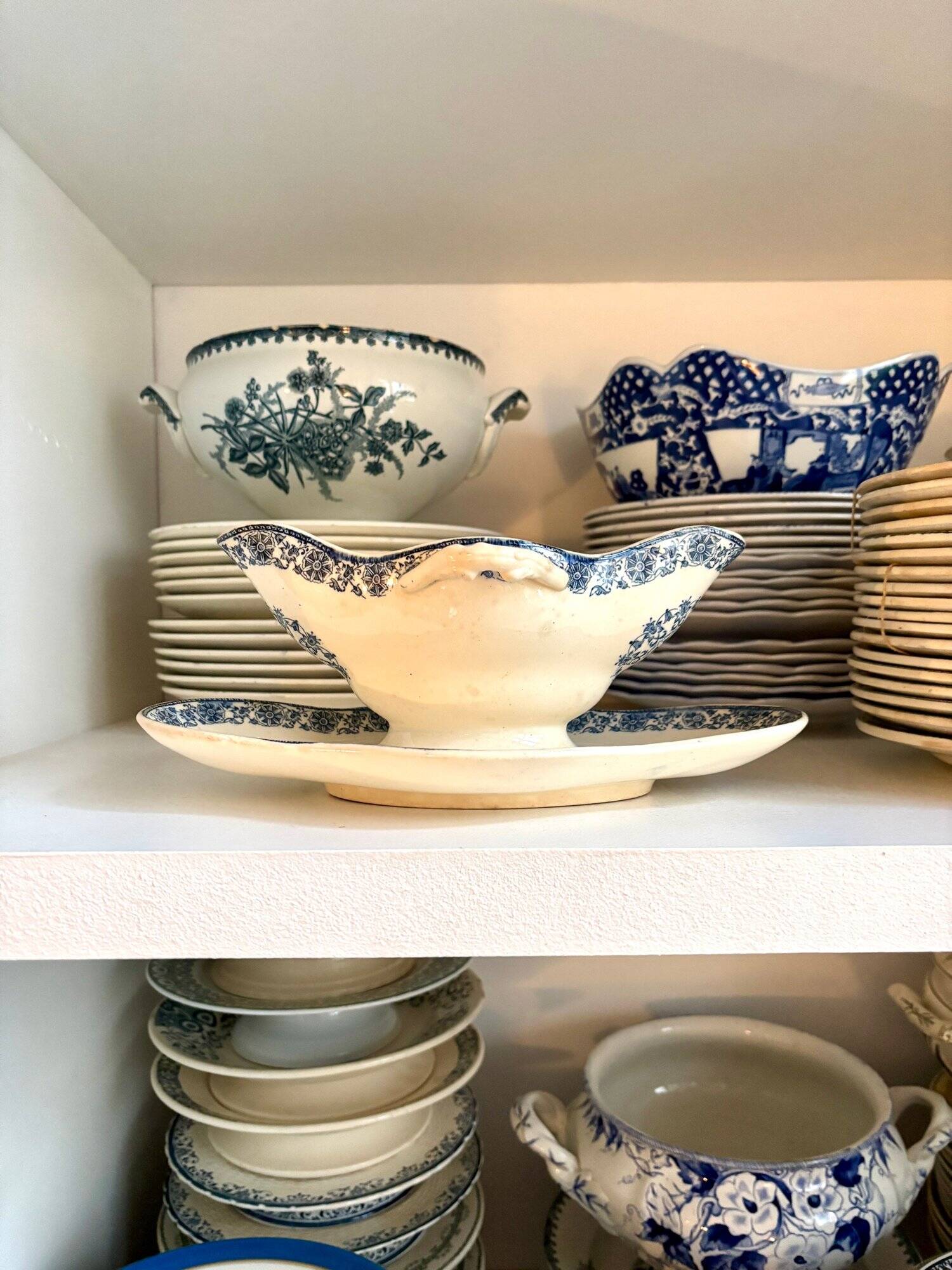 Gien ironware sauce boat, "Arabesques" service