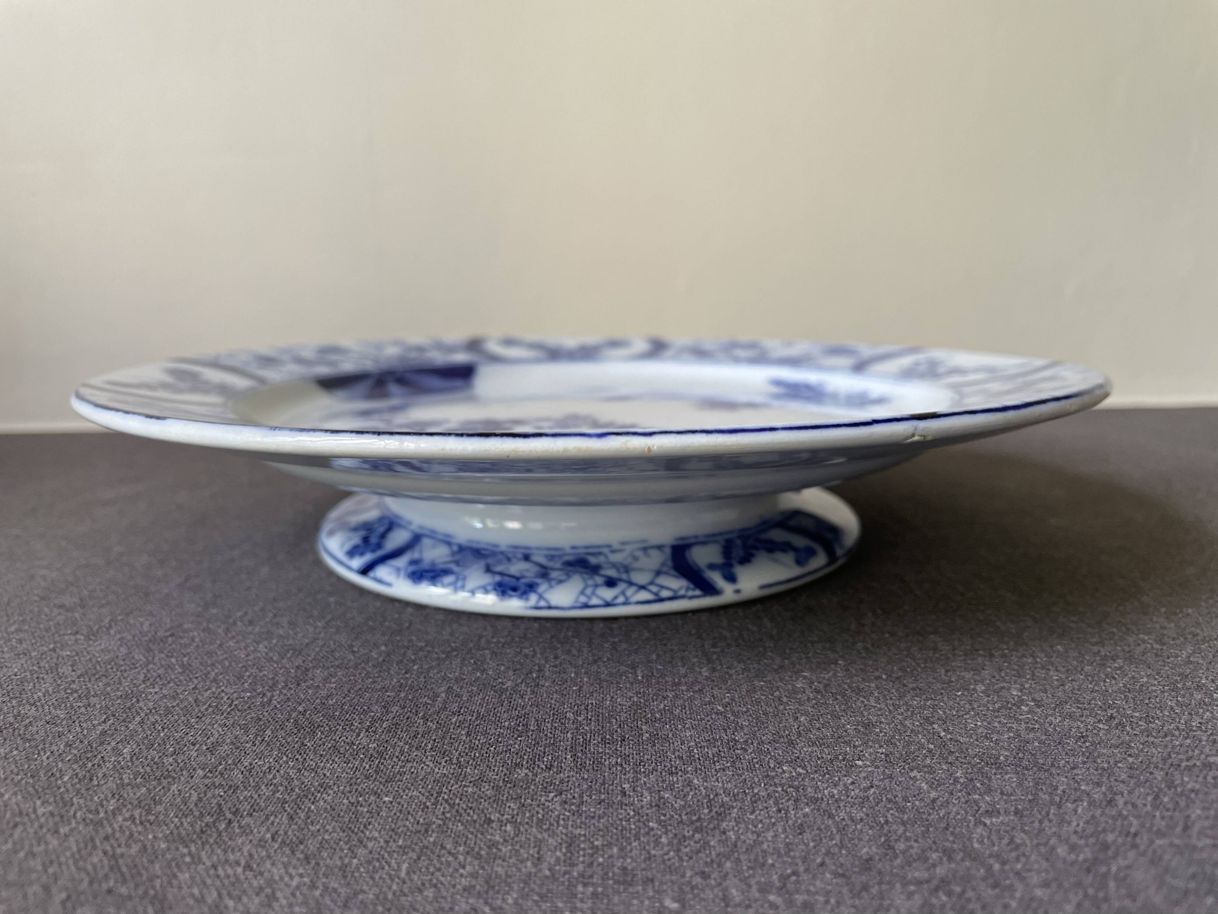 Assiette sur piédouche en faïence bleue et blanche Creil & Montereau, service "Japon", XIXème siècle