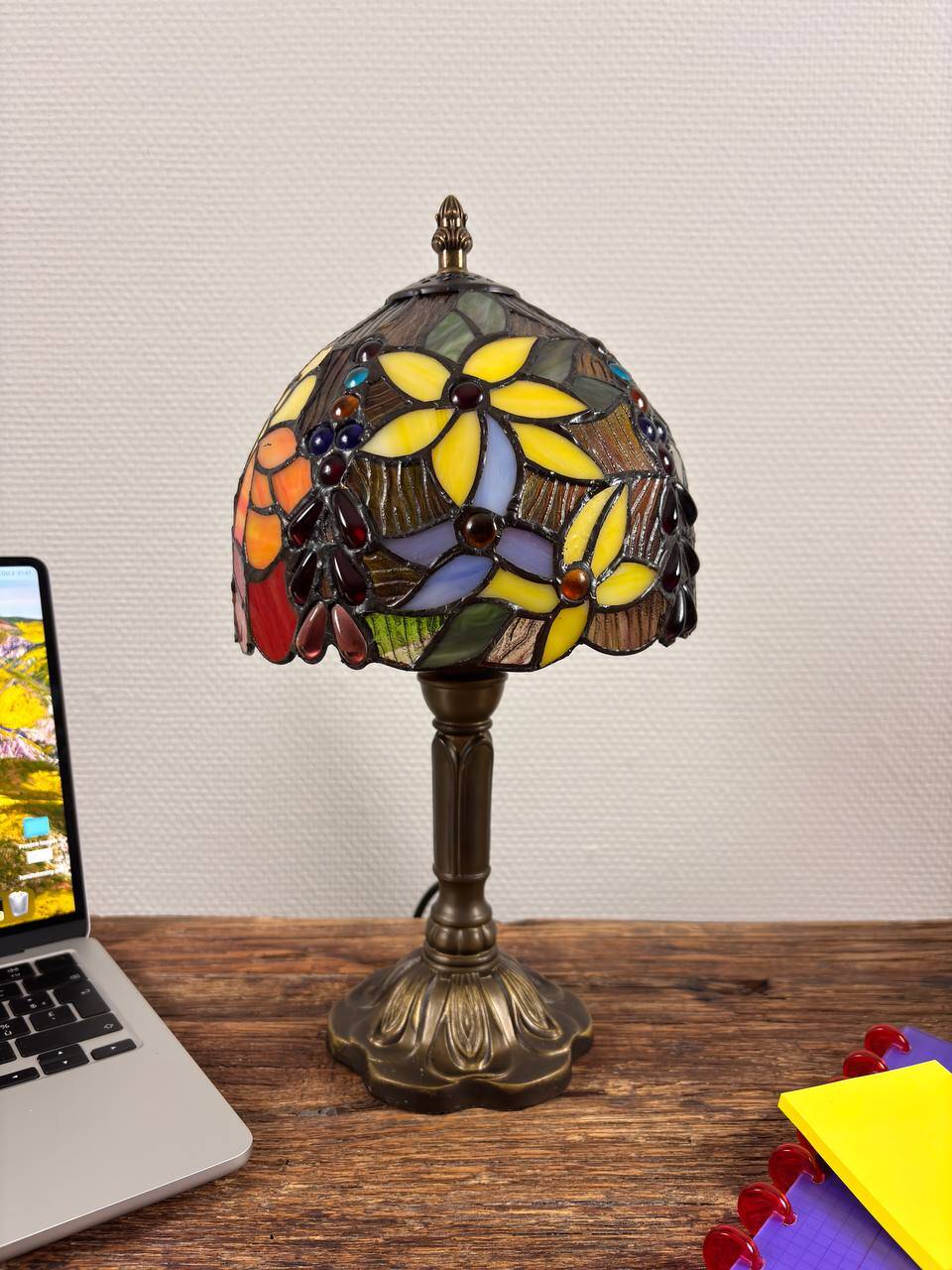 Table lamp - classic design in the style of tiffany
