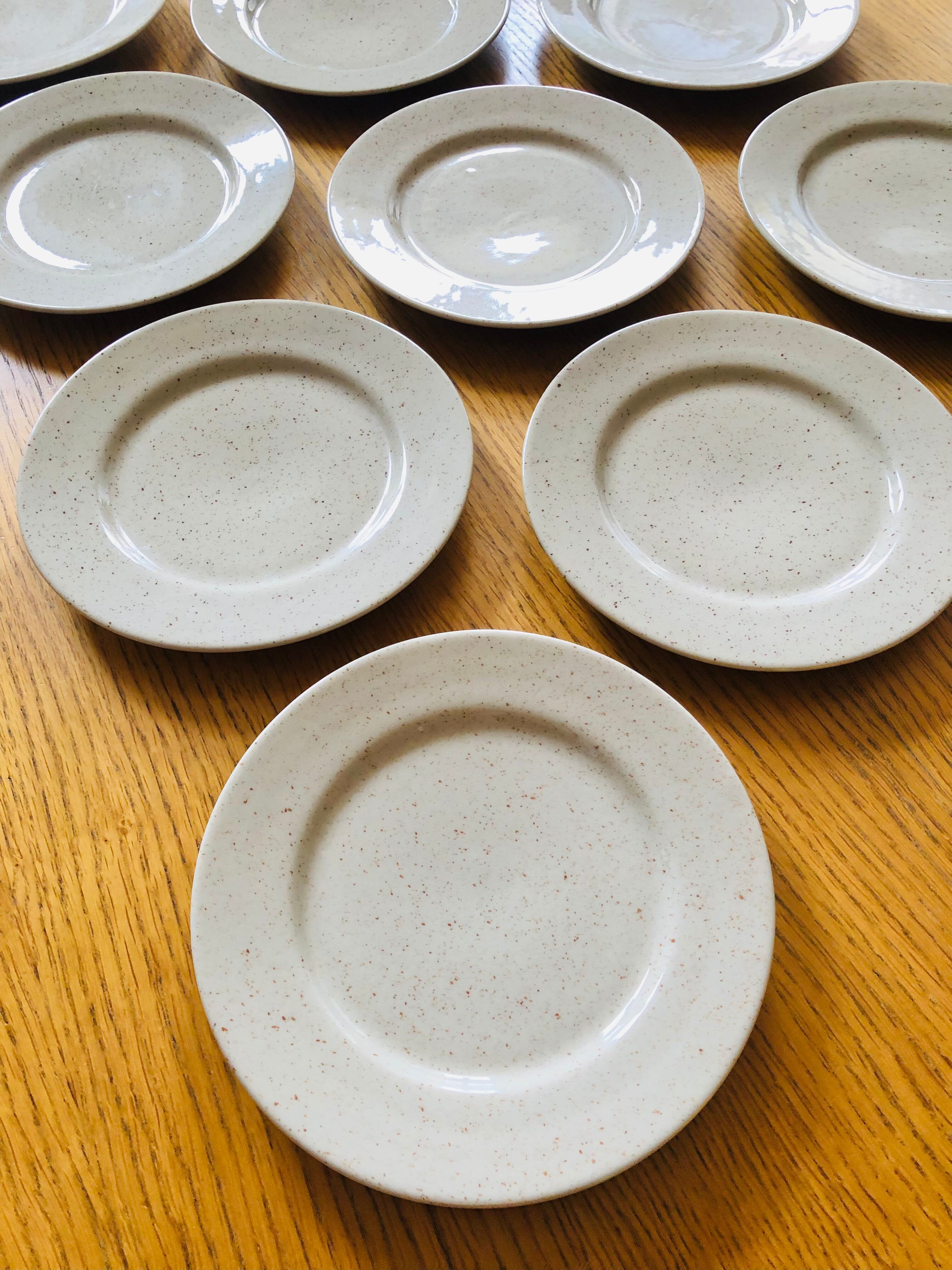 11 Assiettes à dessert en grès moucheté vintage