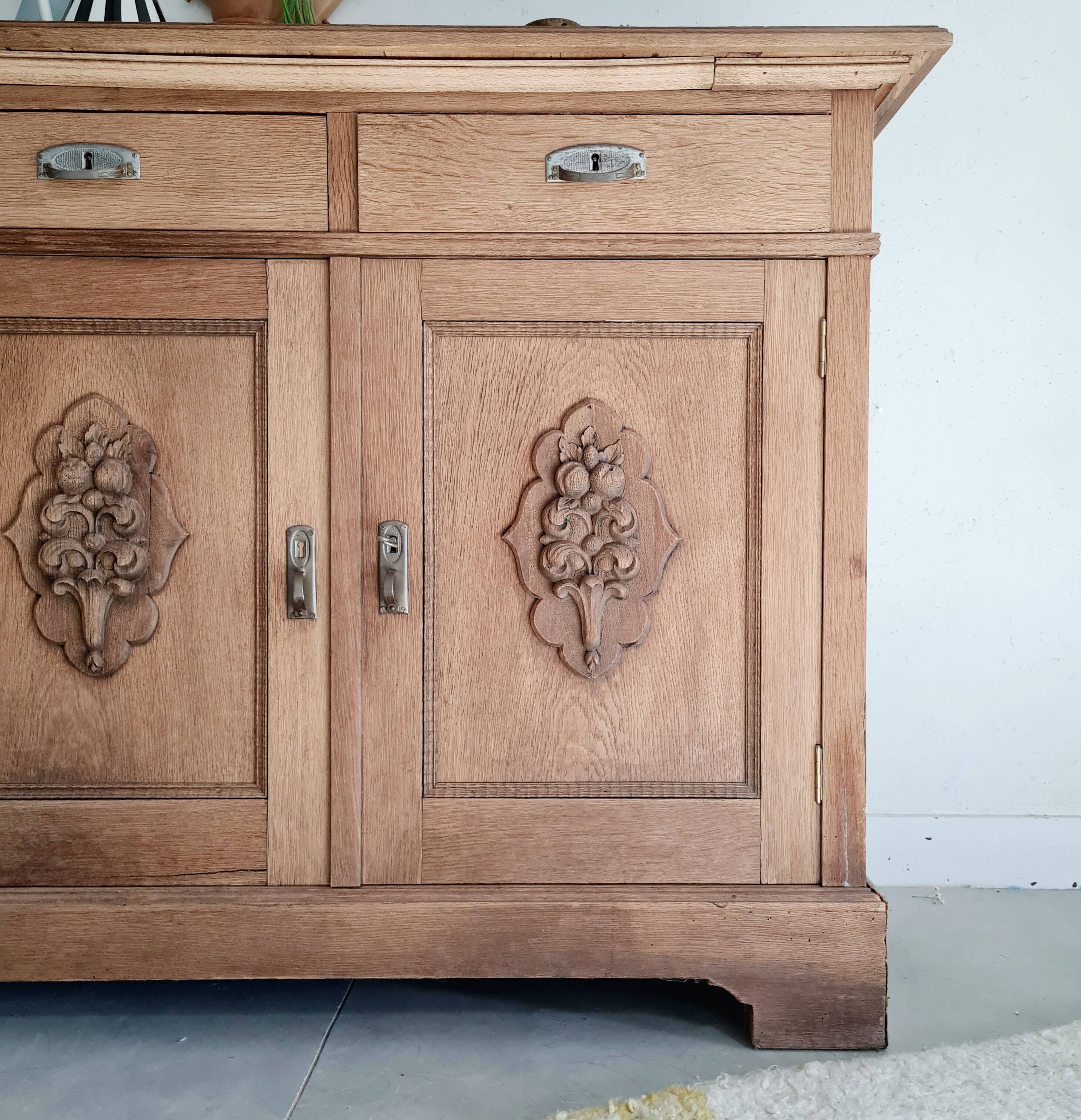 Buffet ancien en bois brut et 2 portes médaillons sculptées