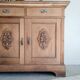 Buffet ancien en bois brut et 2 portes médaillons sculptées