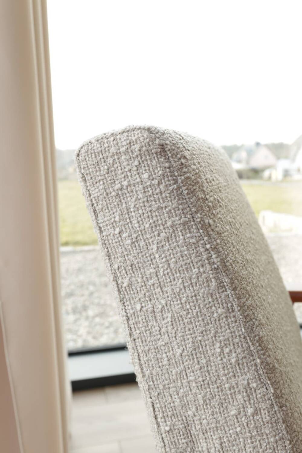 Fauteuil bouclé vintage bois couleur noyer tissu gris champagne design mid