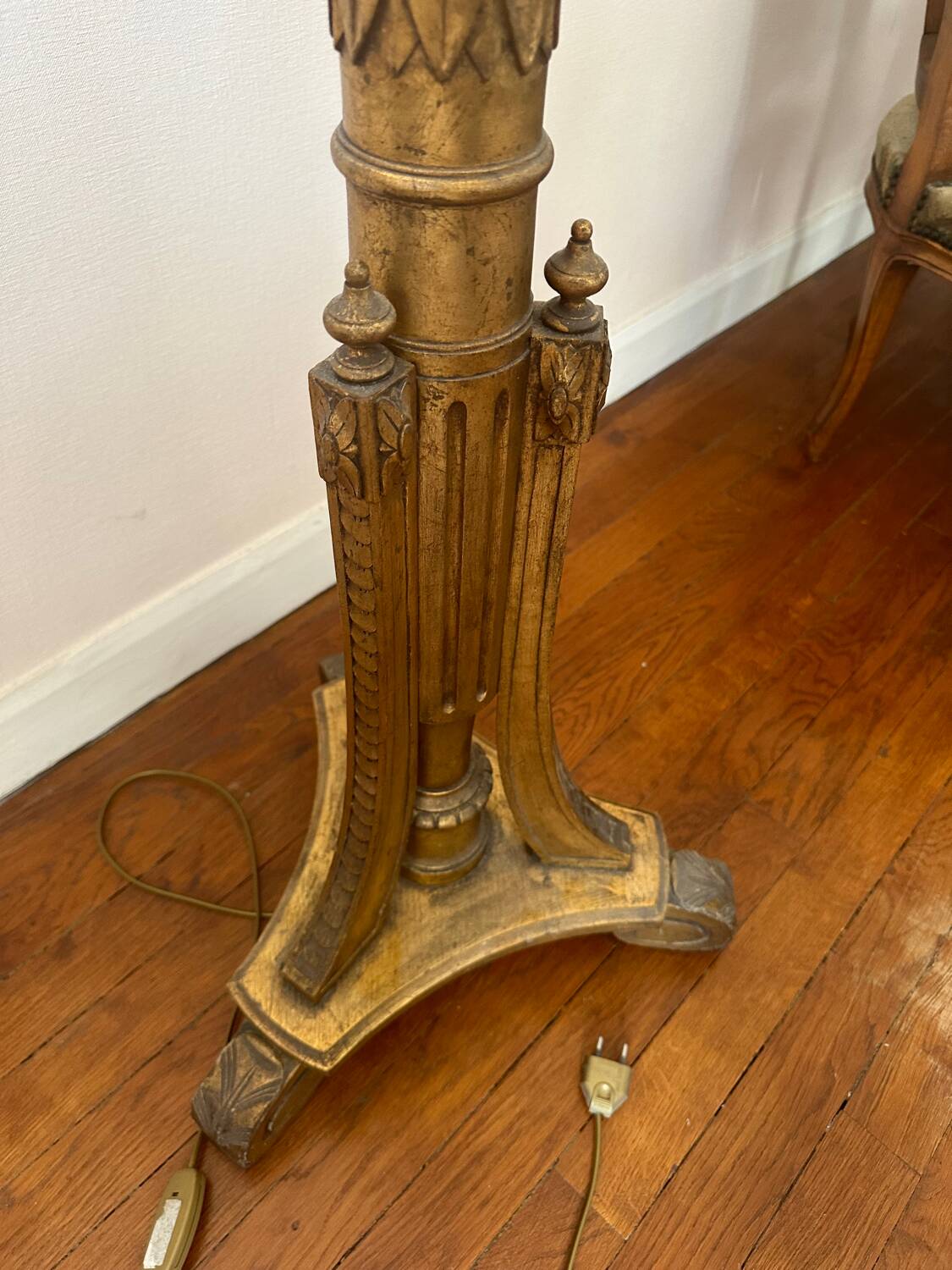 Lampadaire en bois doré Style Louis XVI