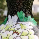 Vase décoratif artisanal asiatique en émaux cloisonnés,  contour du col & base en laiton