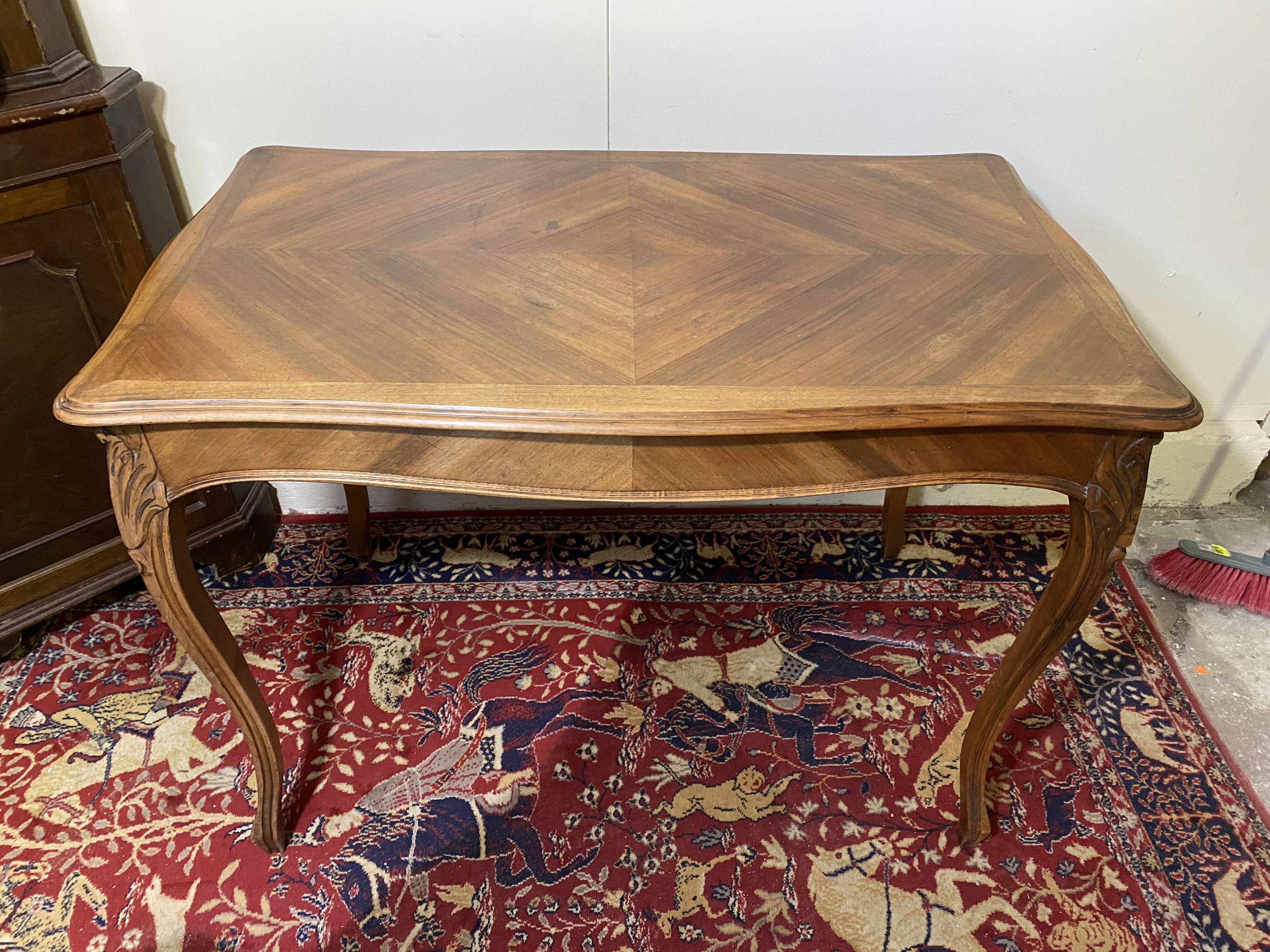 Dining table curved feet Louis XV style