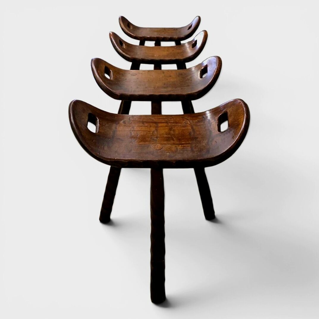 Ensemble de 4 tabourets brutalistes en bois massif