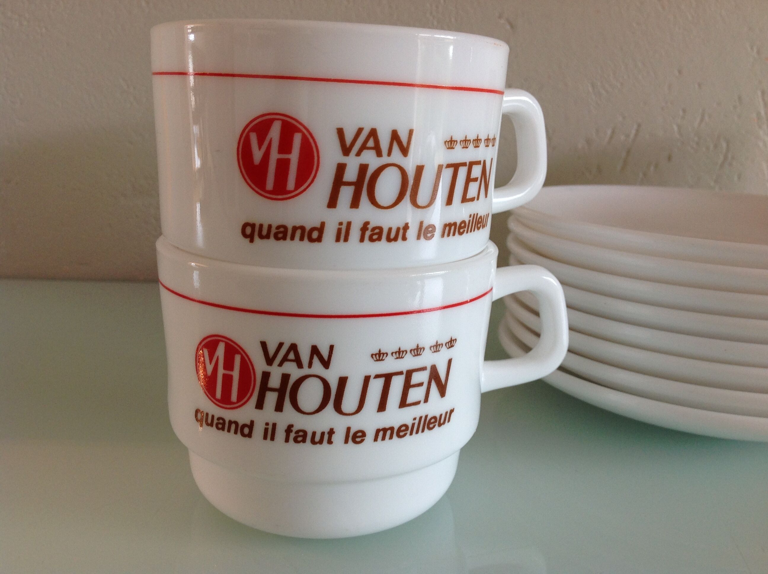 Suite de huit tasses à chocolat Van Houten en Arcopal / vintage années 70