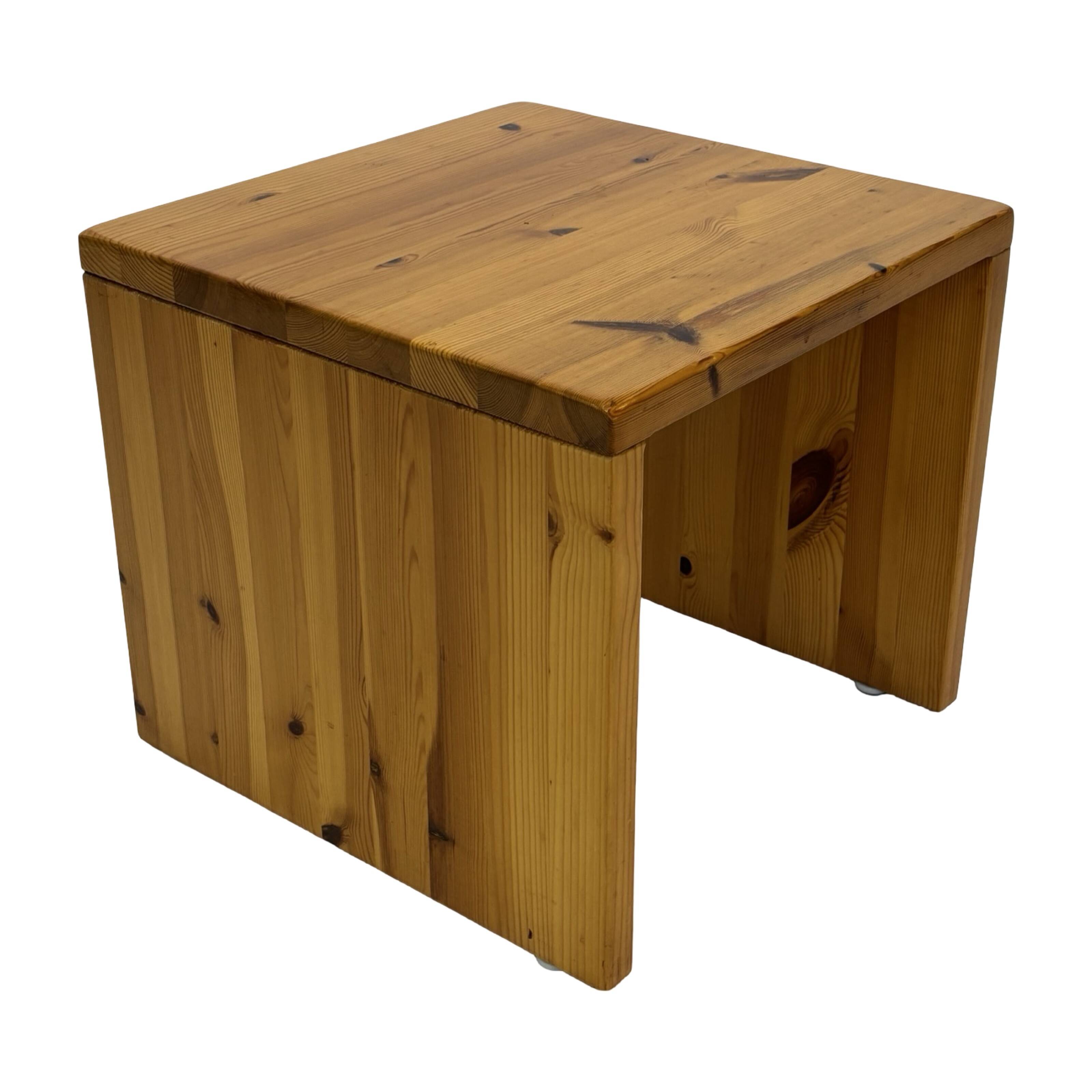 Vintage side table in Pine wood 1970s small table