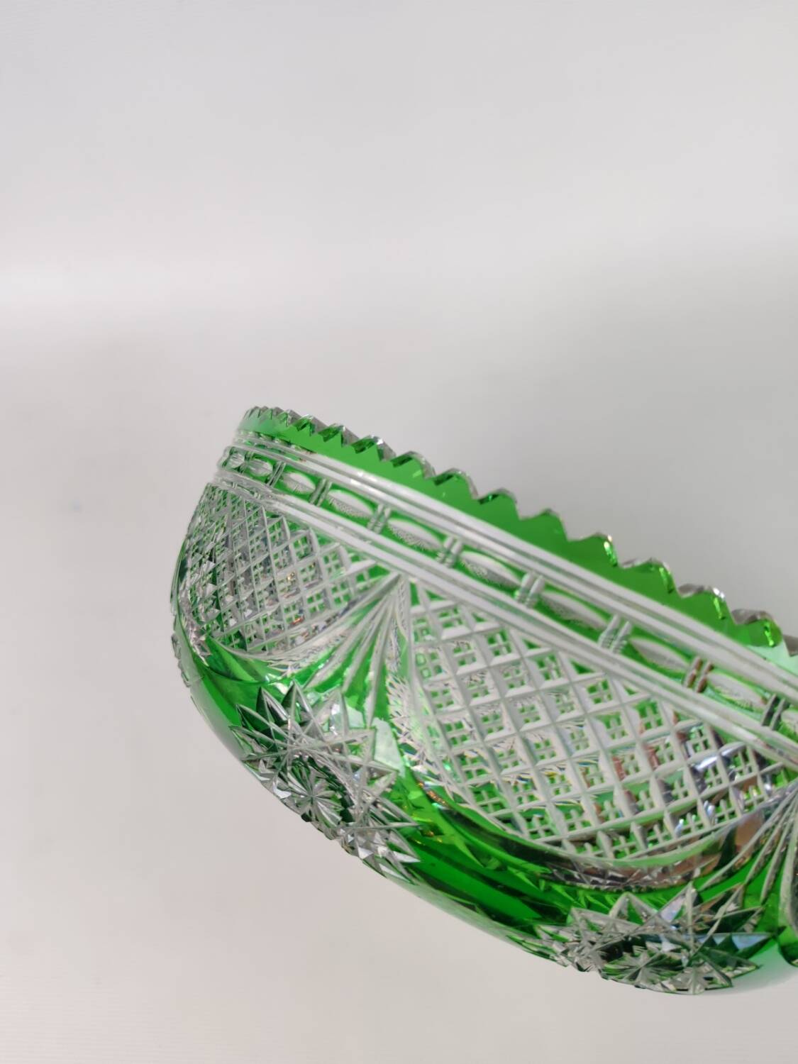 Saladier en cristal vert, première partie du XX ème siècle