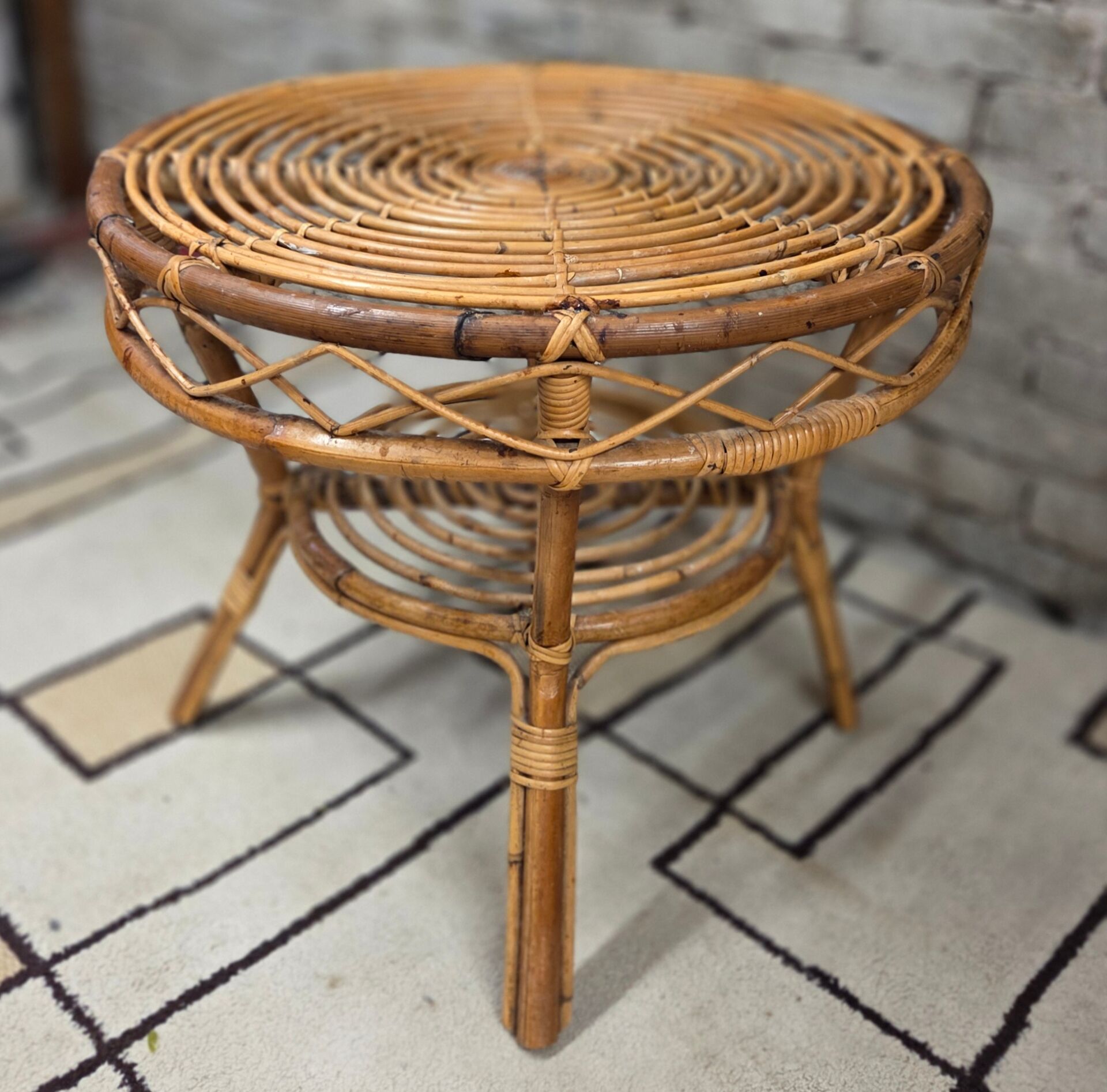 Vintage round side table in rattan – 1960s/70s