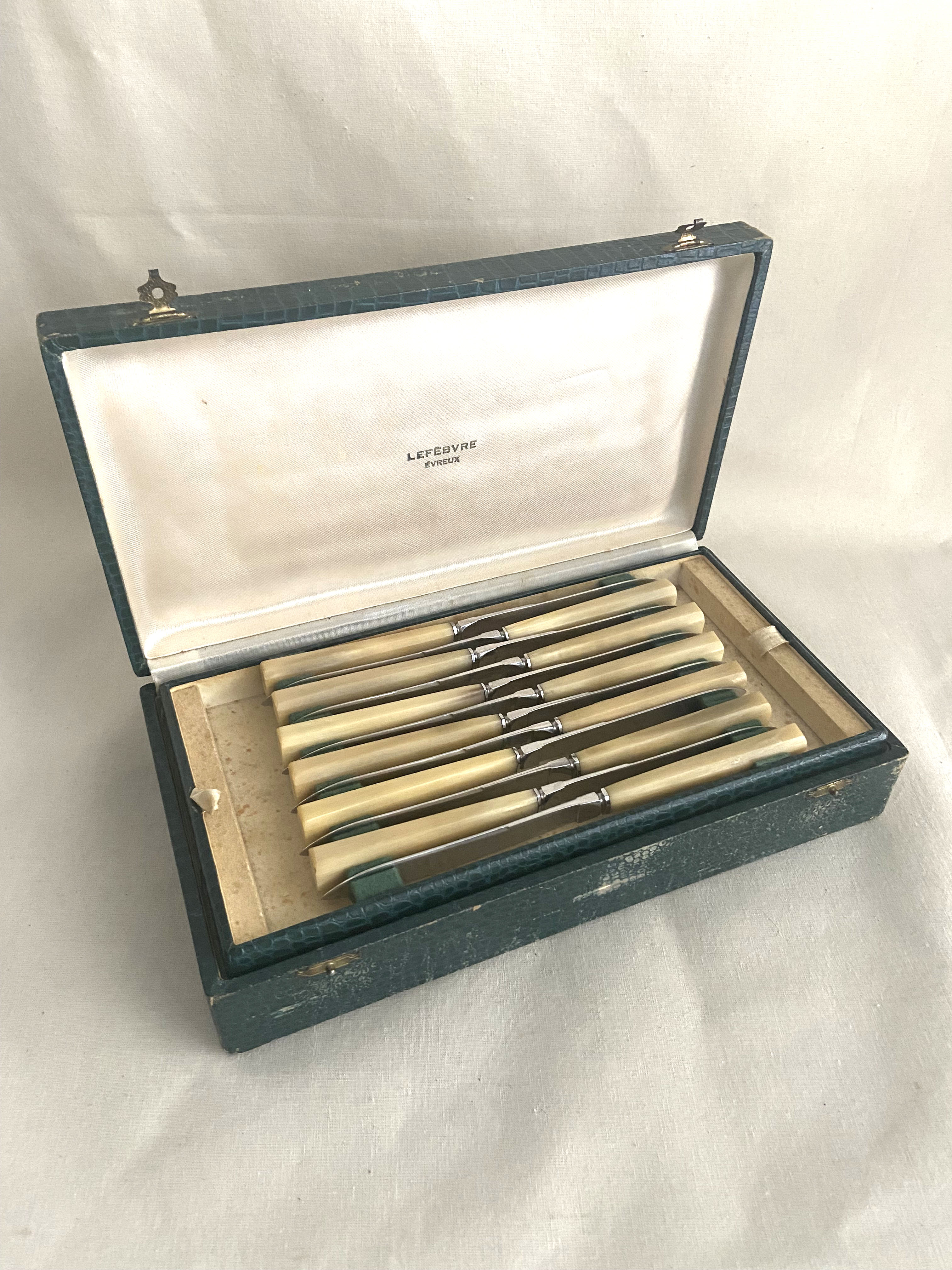 Housewife 24 horn knives