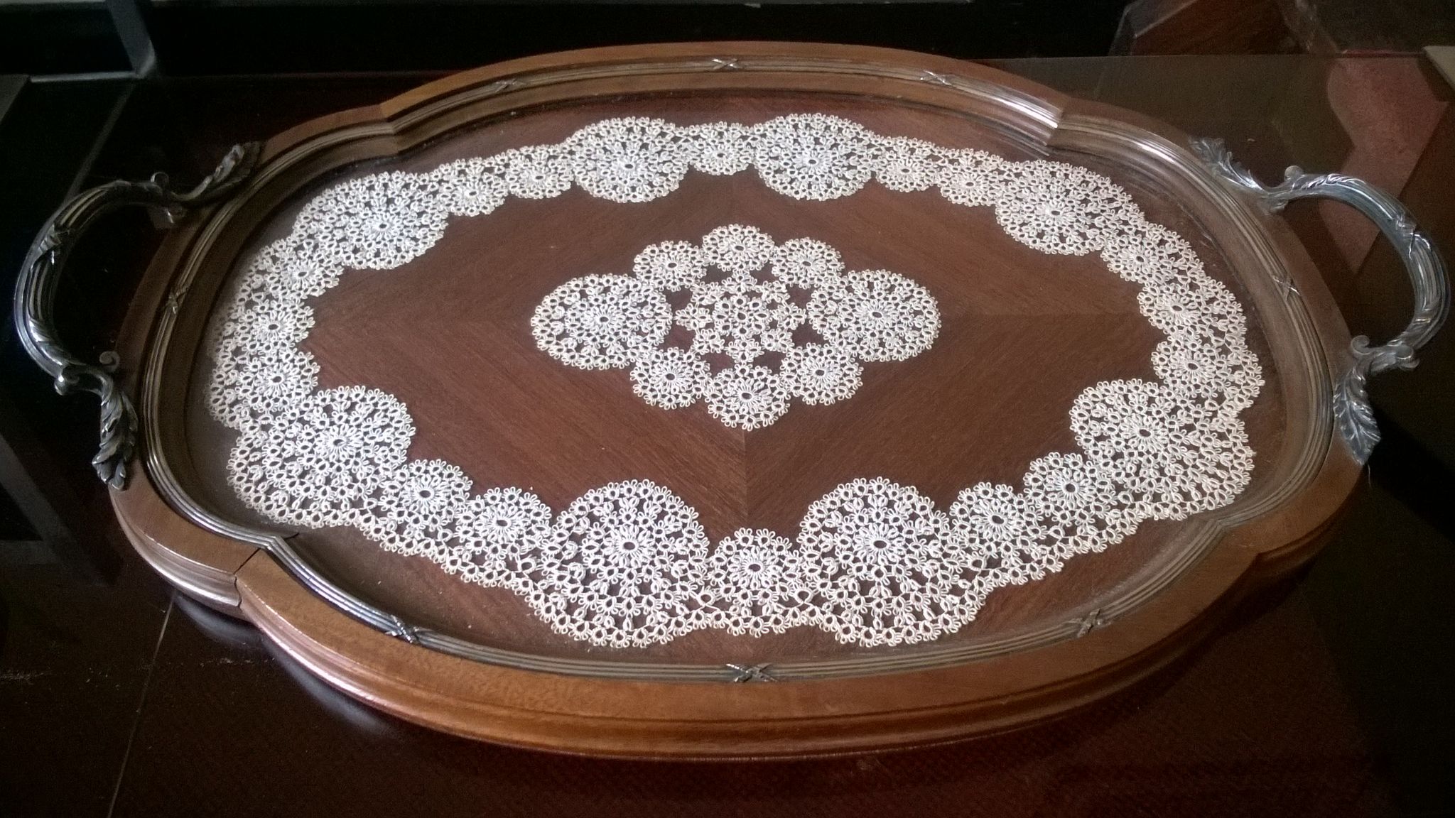 Plateau de service en bois, verre et dentelle de bruxelles