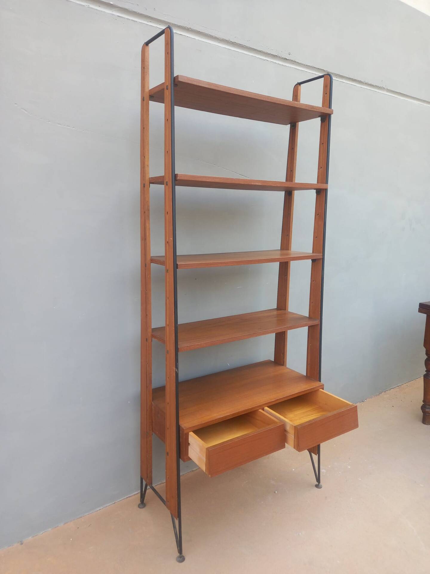 Vintage Scandinavian bookshelf in teak and black metal – Design