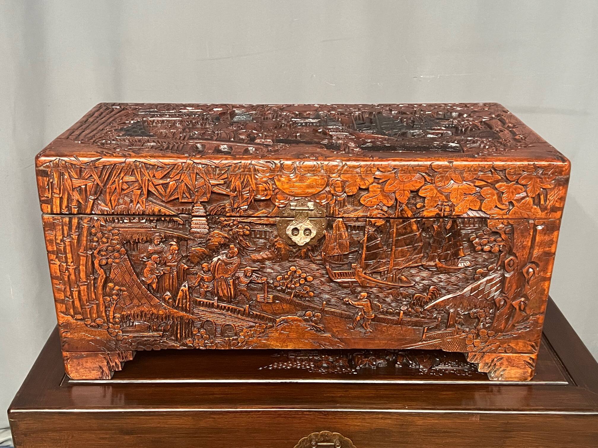 Coffre en camphre sculpté. Chine. XXe siècle. 40x80x38 cm.