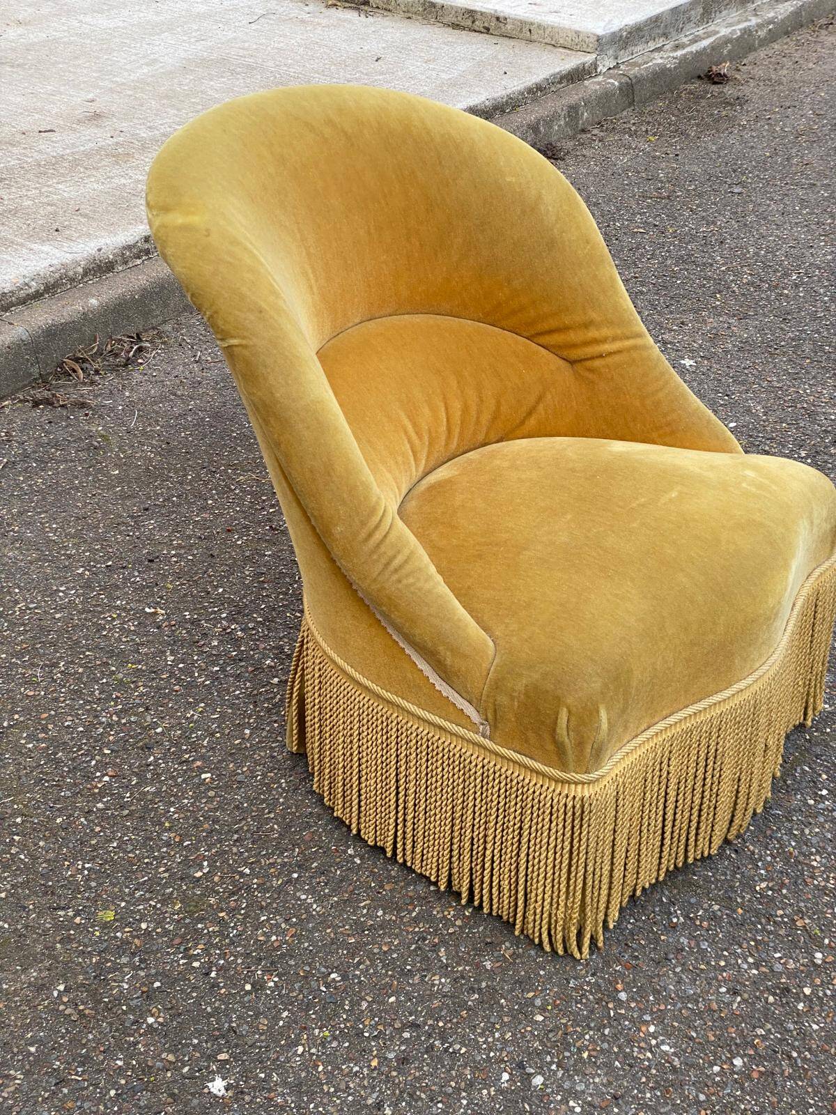 Fauteuil crapaud en velours jaune moutarde du 19ème