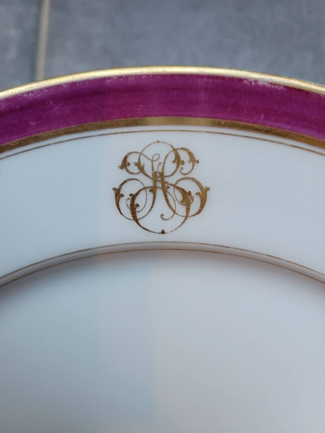 13 assiettes à dessert monogramme HS