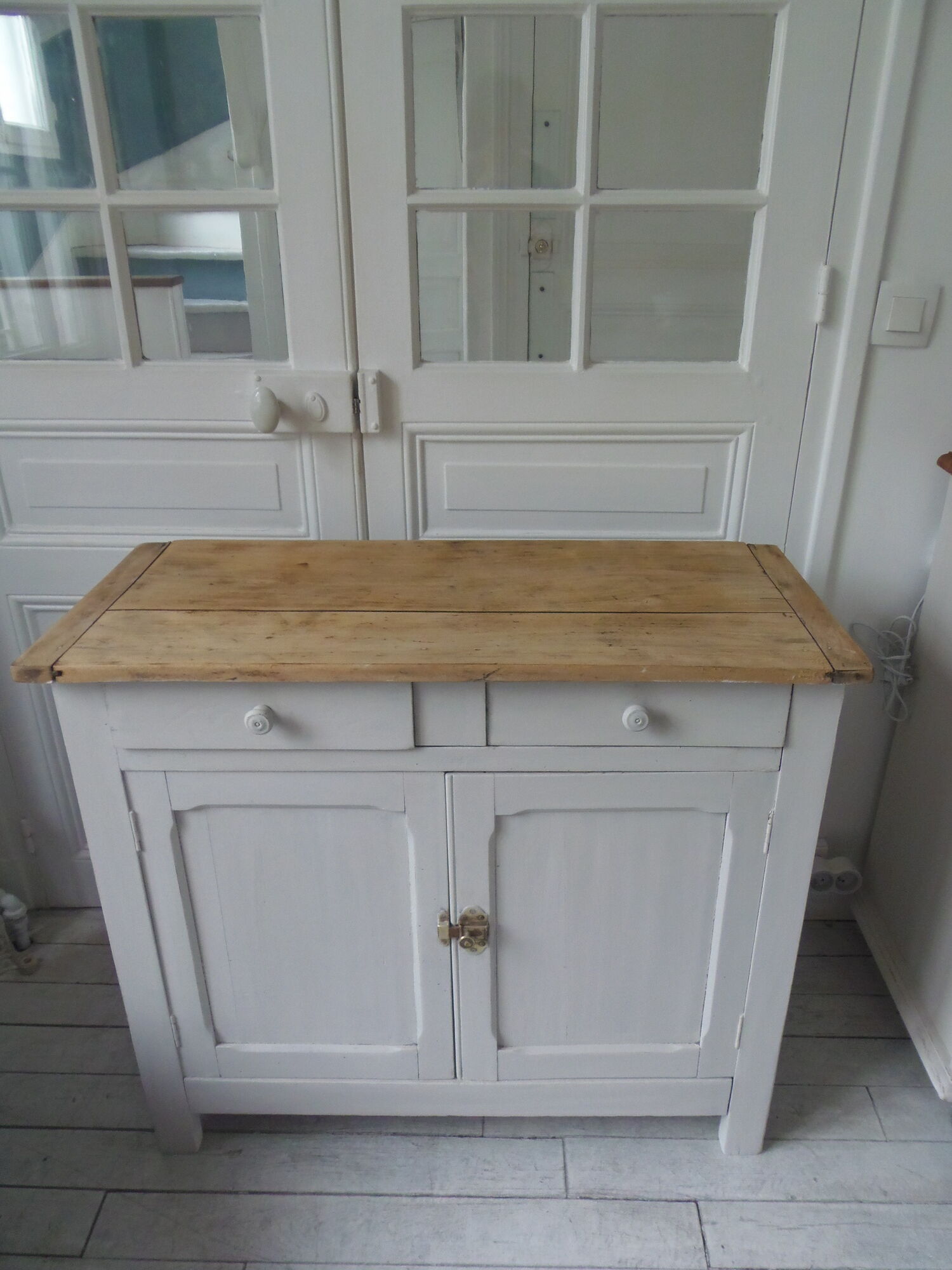 Buffet parisien vintage patiné gris perle, plateau bois.