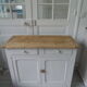 Buffet parisien vintage patiné gris perle, plateau bois.