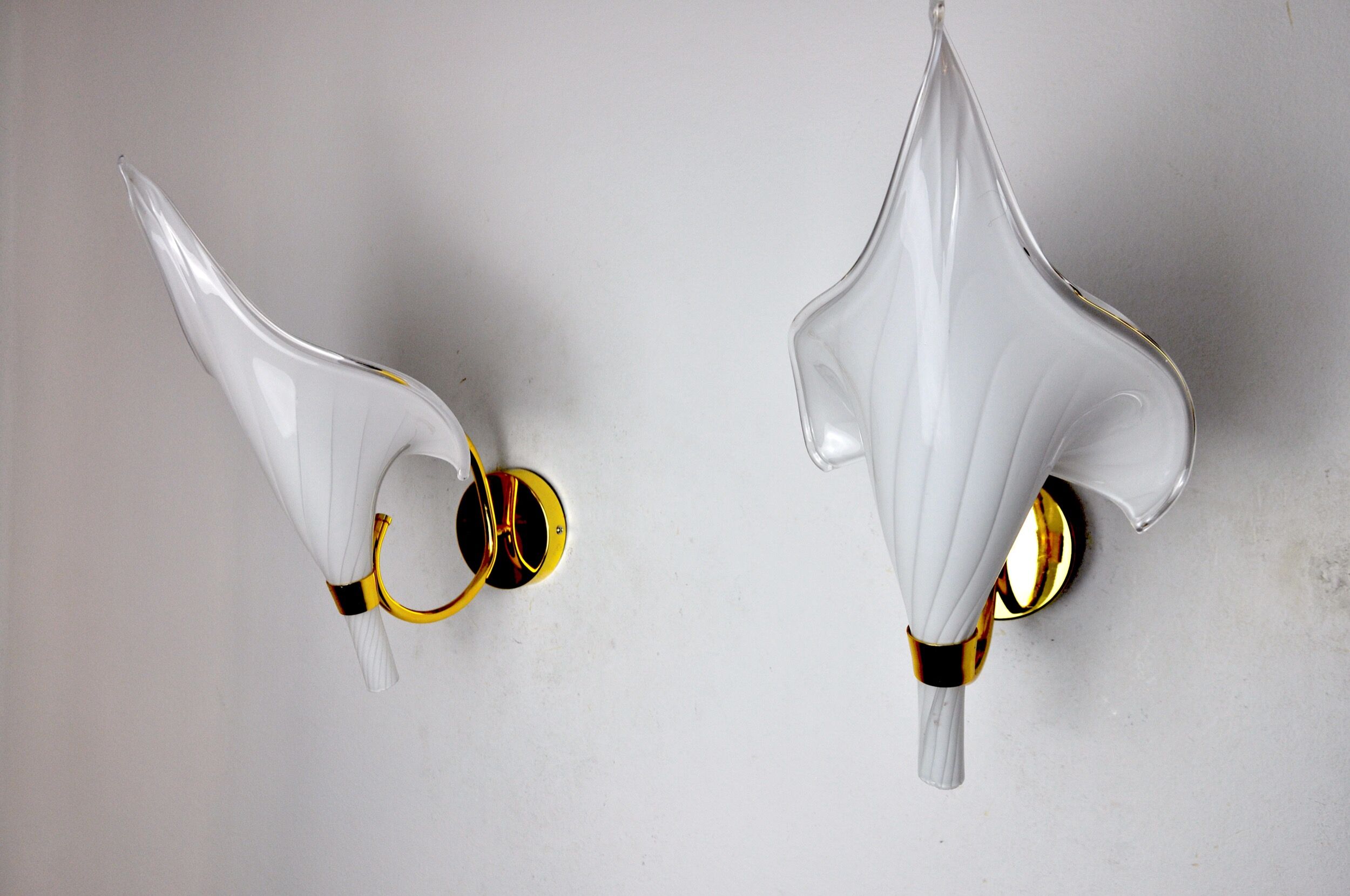 Pair of white fleur de lys sconces, murano glass, Italy, 1970
