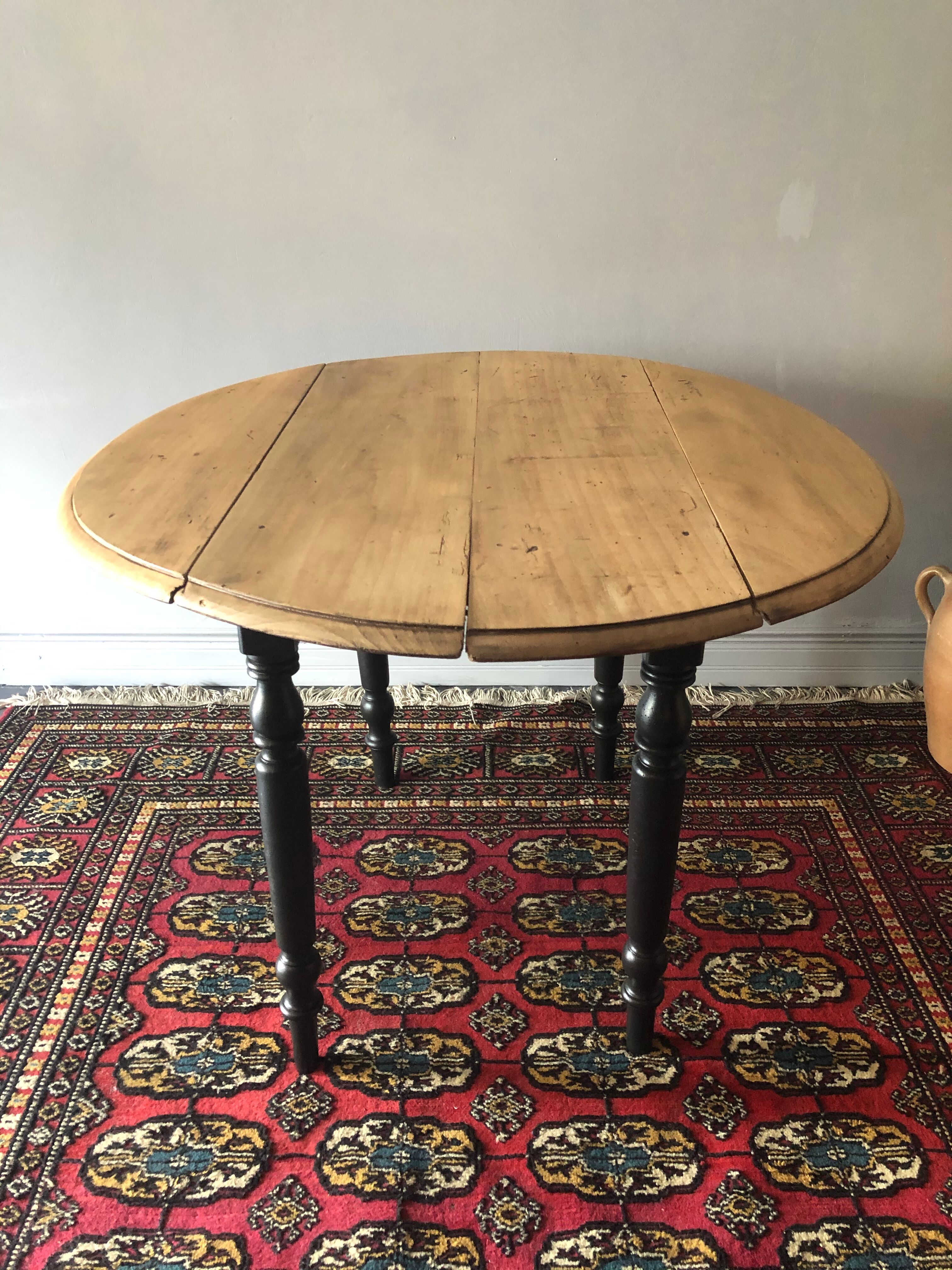 Round table with flaps, early 20th century
