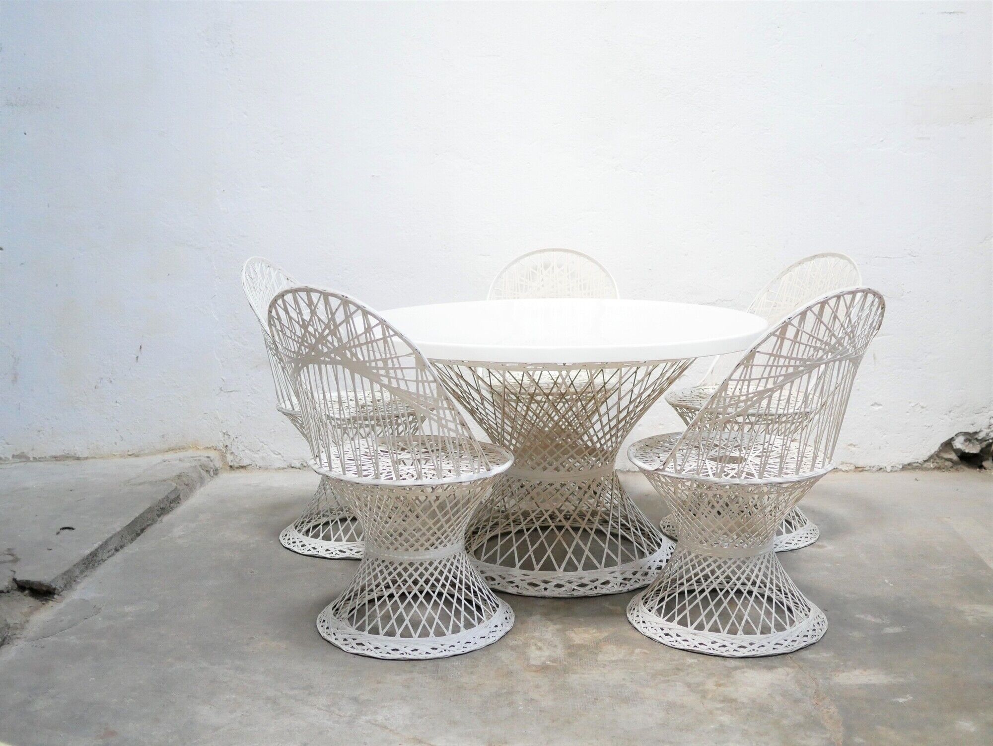 Garden table and 5 vintage fiberglass chairs by Russell Woodard