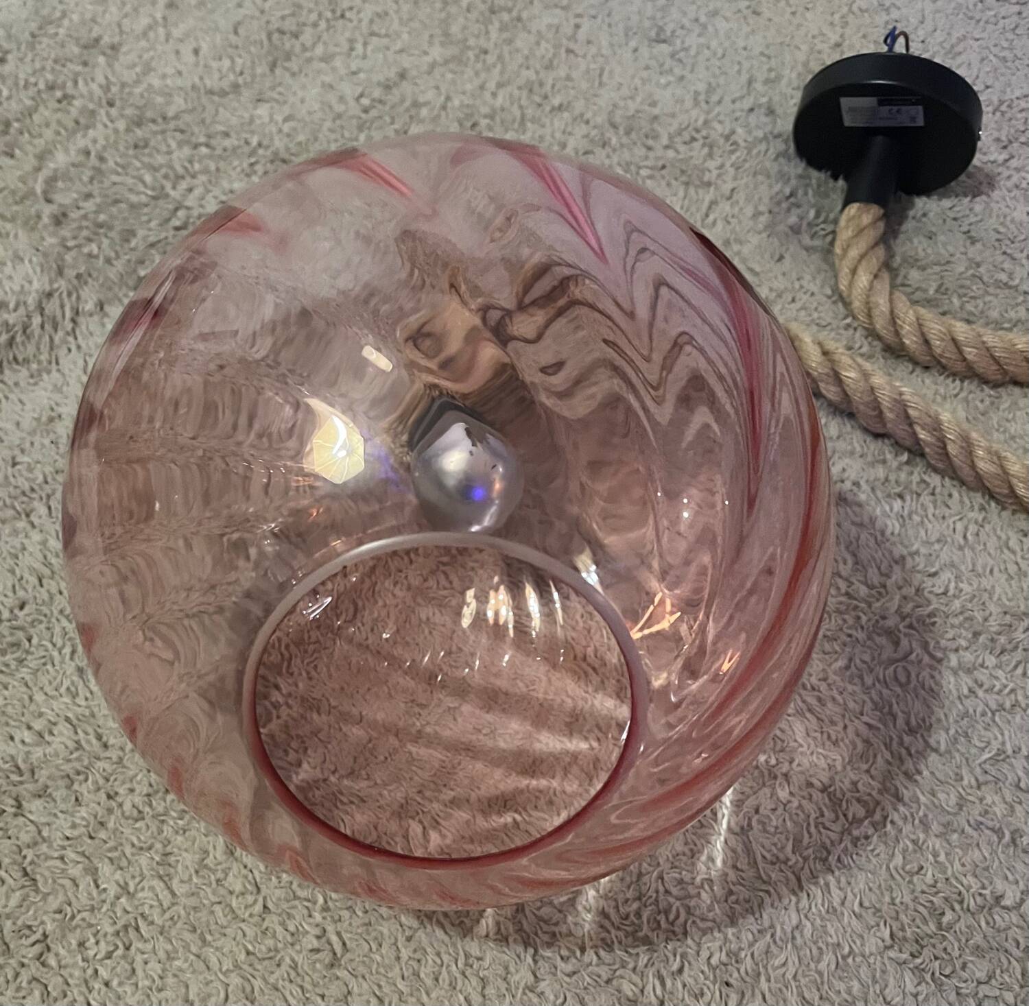 Suspension globe rose pale en verre  à relief avec câble corde