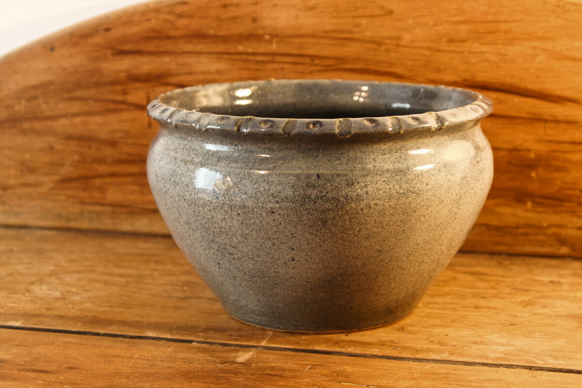 Cache pot in bluish sandstone, signed