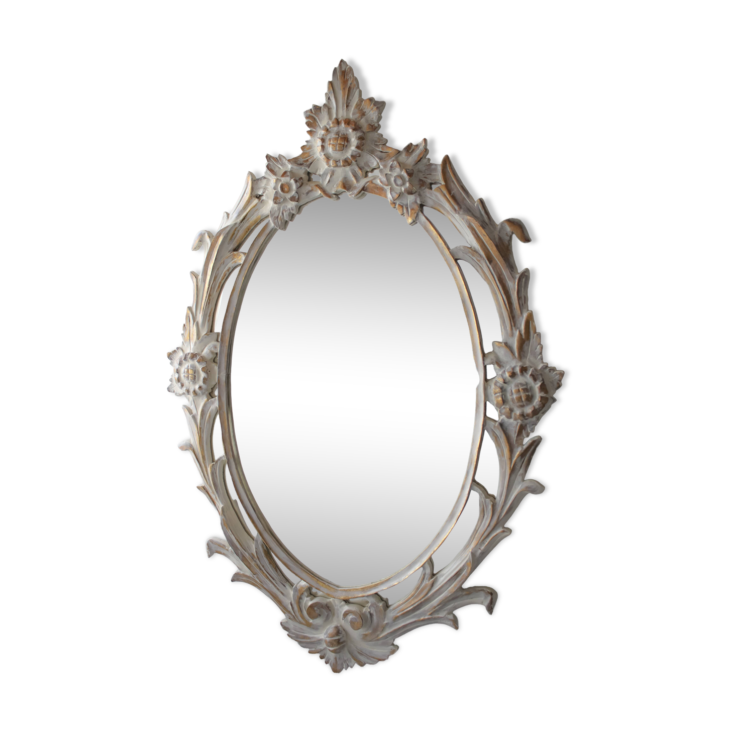 Antique oval mirror carved in wood.