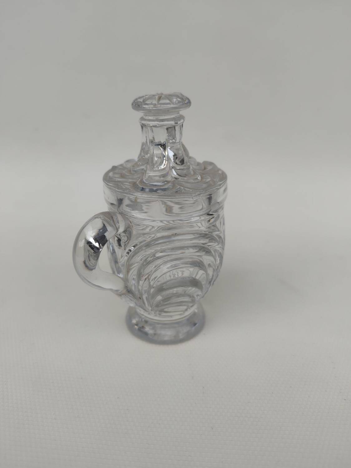 Moulded crystal mustard pot, first part of the 20th century.