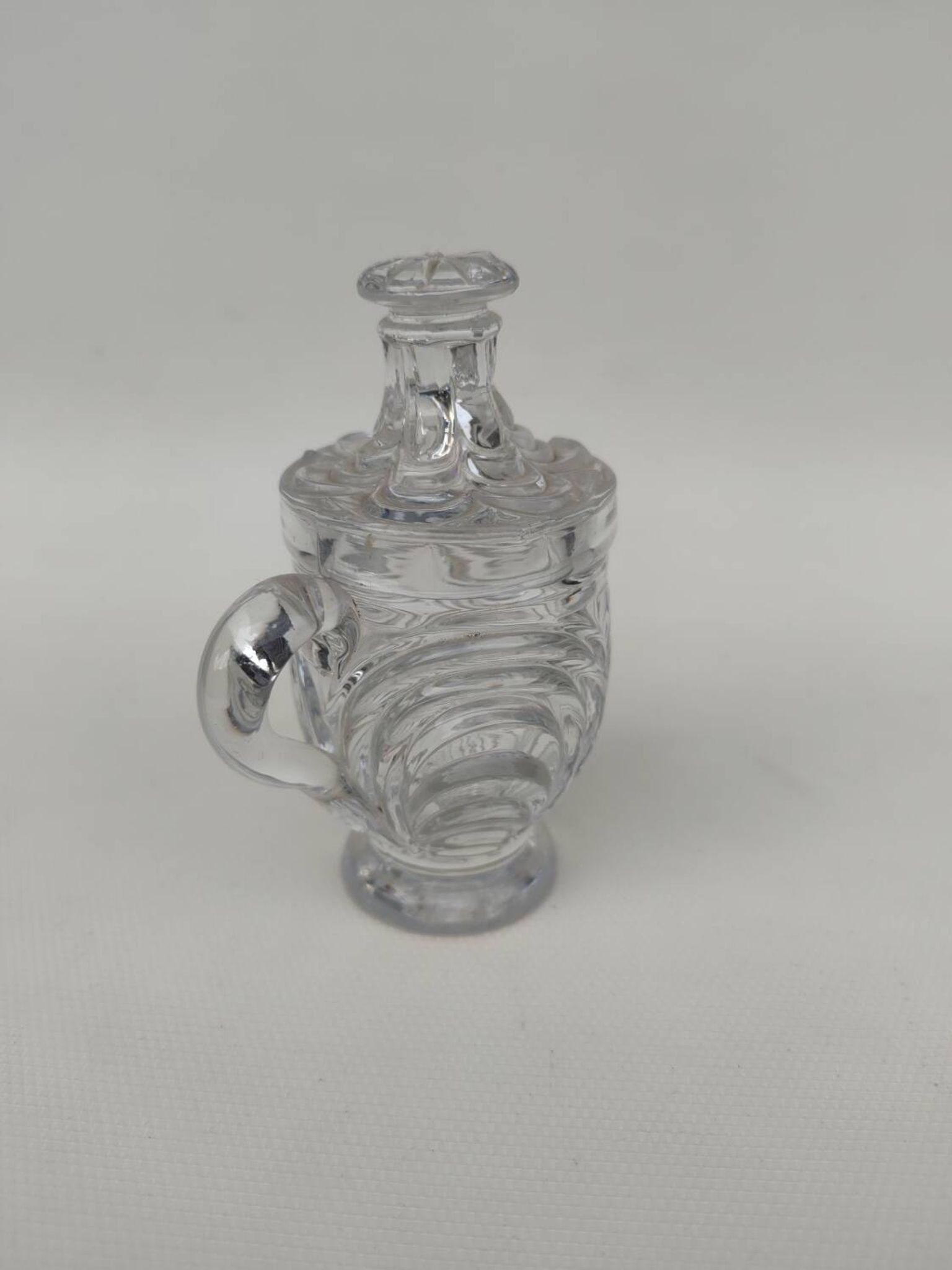 Moulded crystal mustard pot, first part of the 20th century.