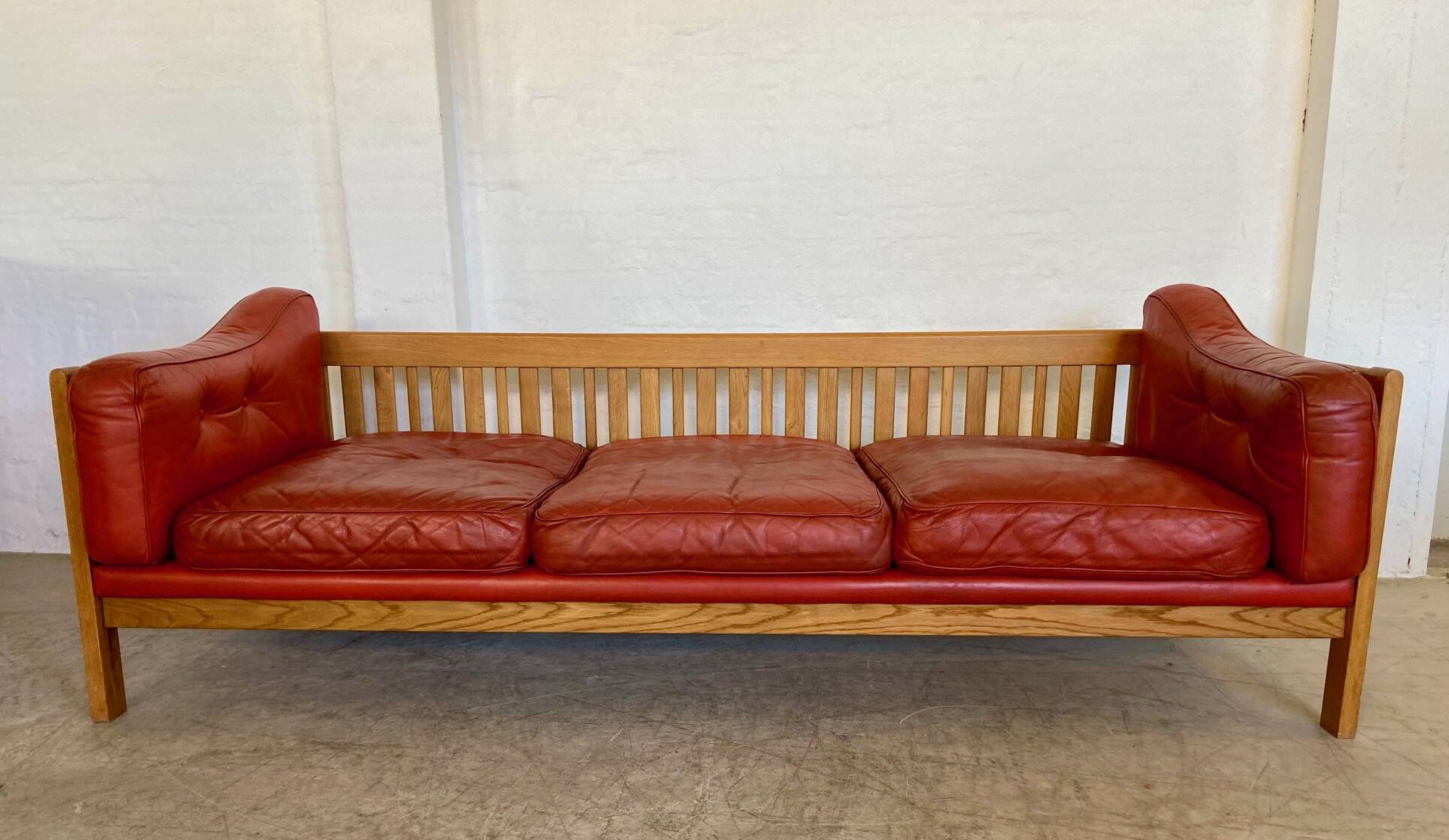 Canapé vintage suédois des années 70 en cuir cognac pour 3 personnes.