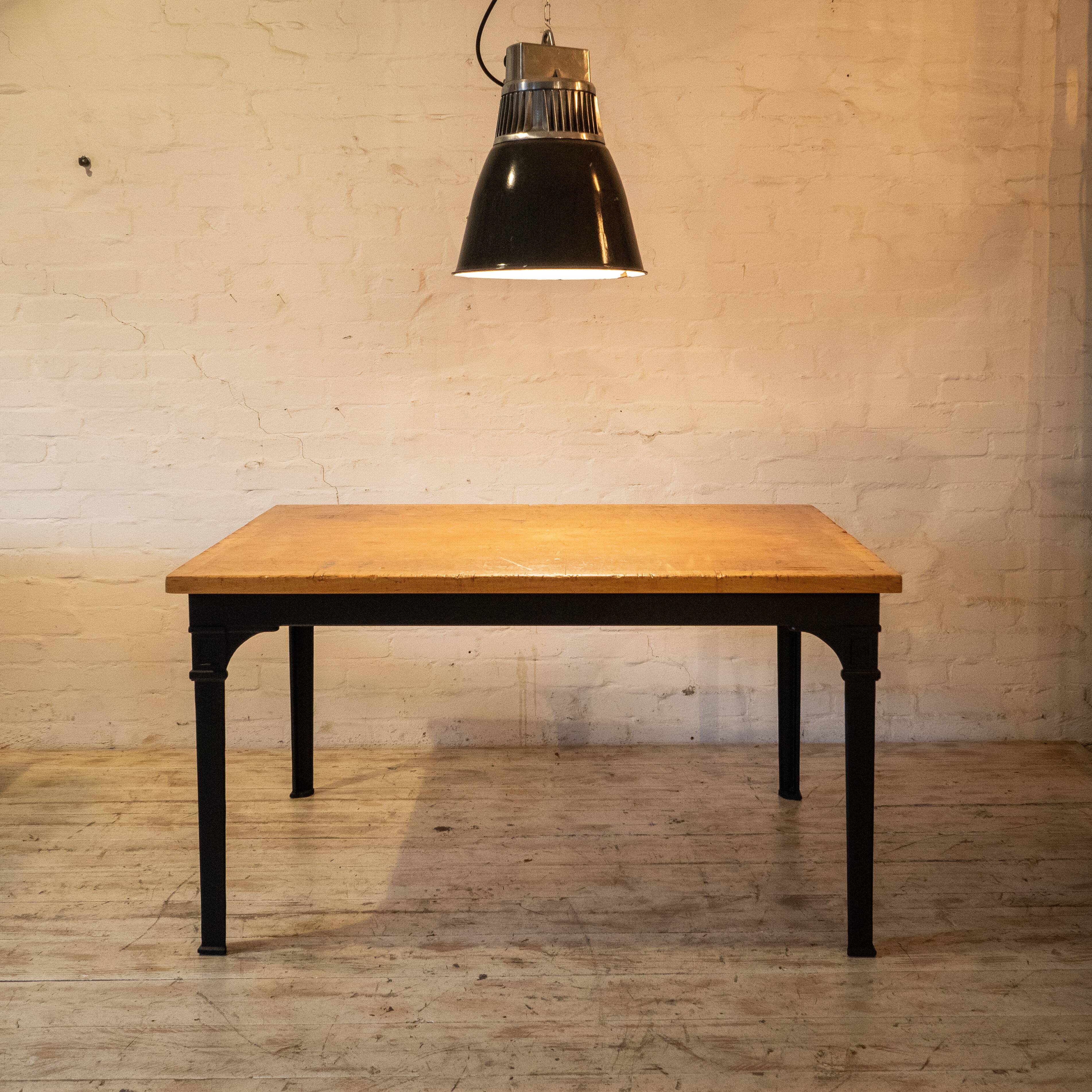 Table de la Reichsbahn avec plateau d'établi