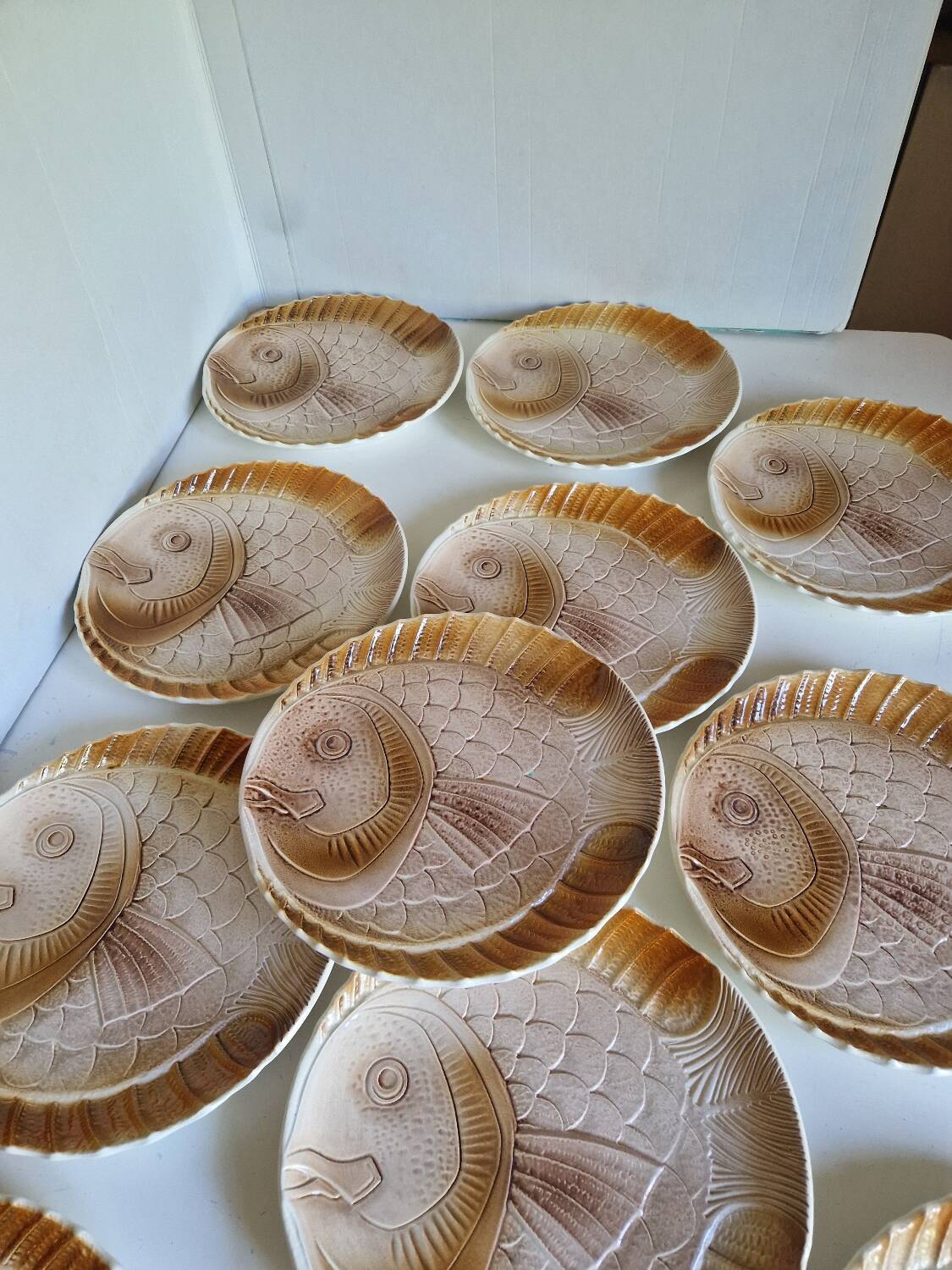 Many flat plates, dish, sauce boat, vegetable dish.