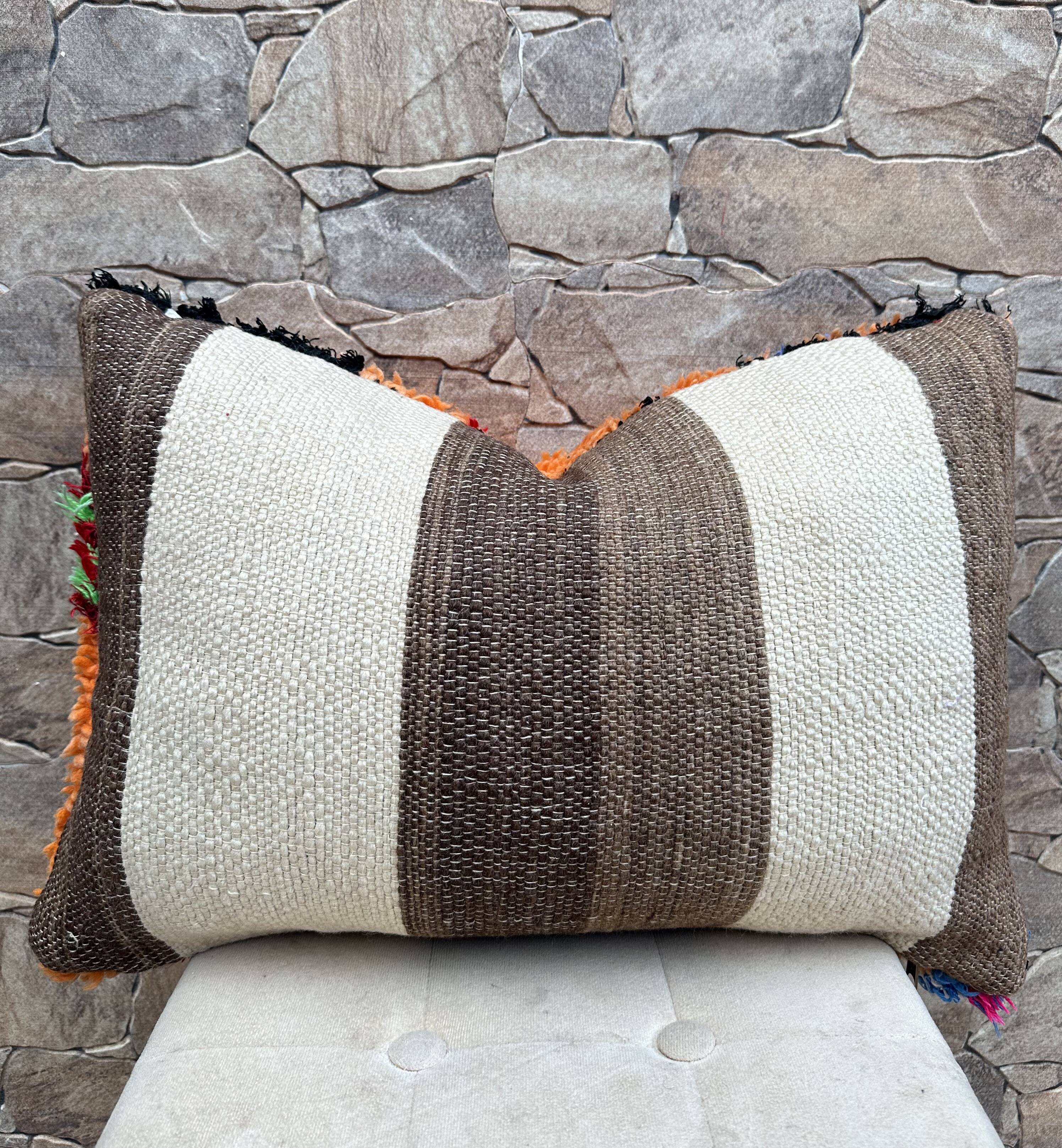 Vintage Berber Kilim cushion cover: Moroccan wool cushion.