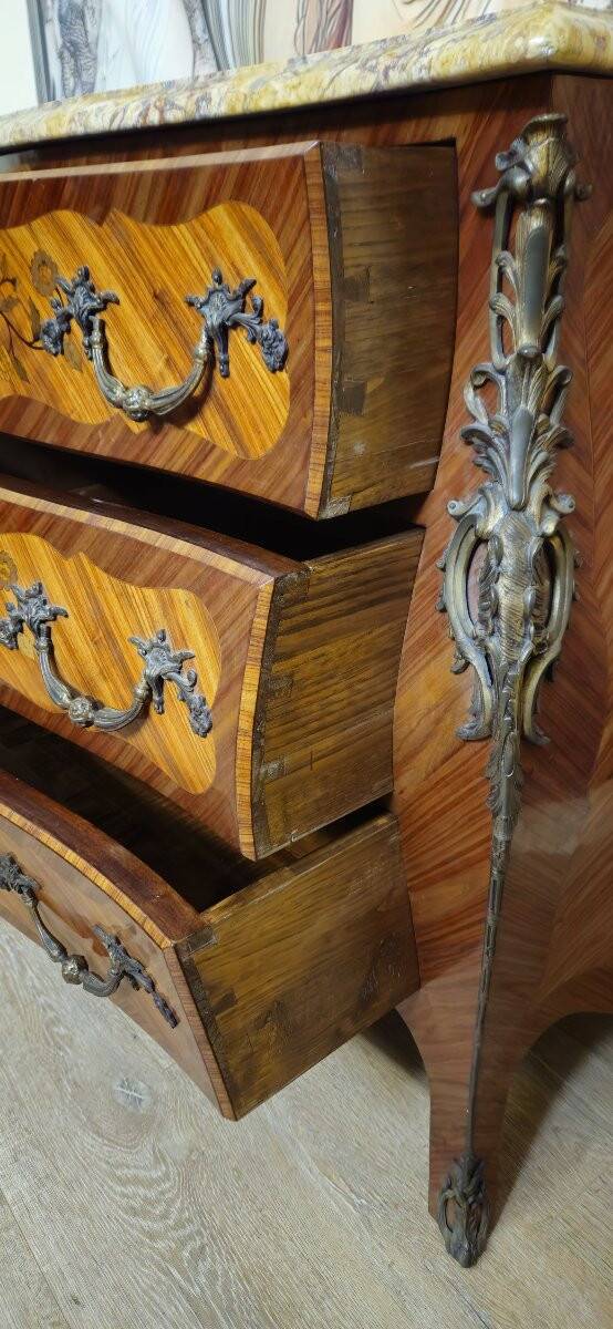 Curved Louis XV style commode with marquetry – Marble top – Gilded bronzes –