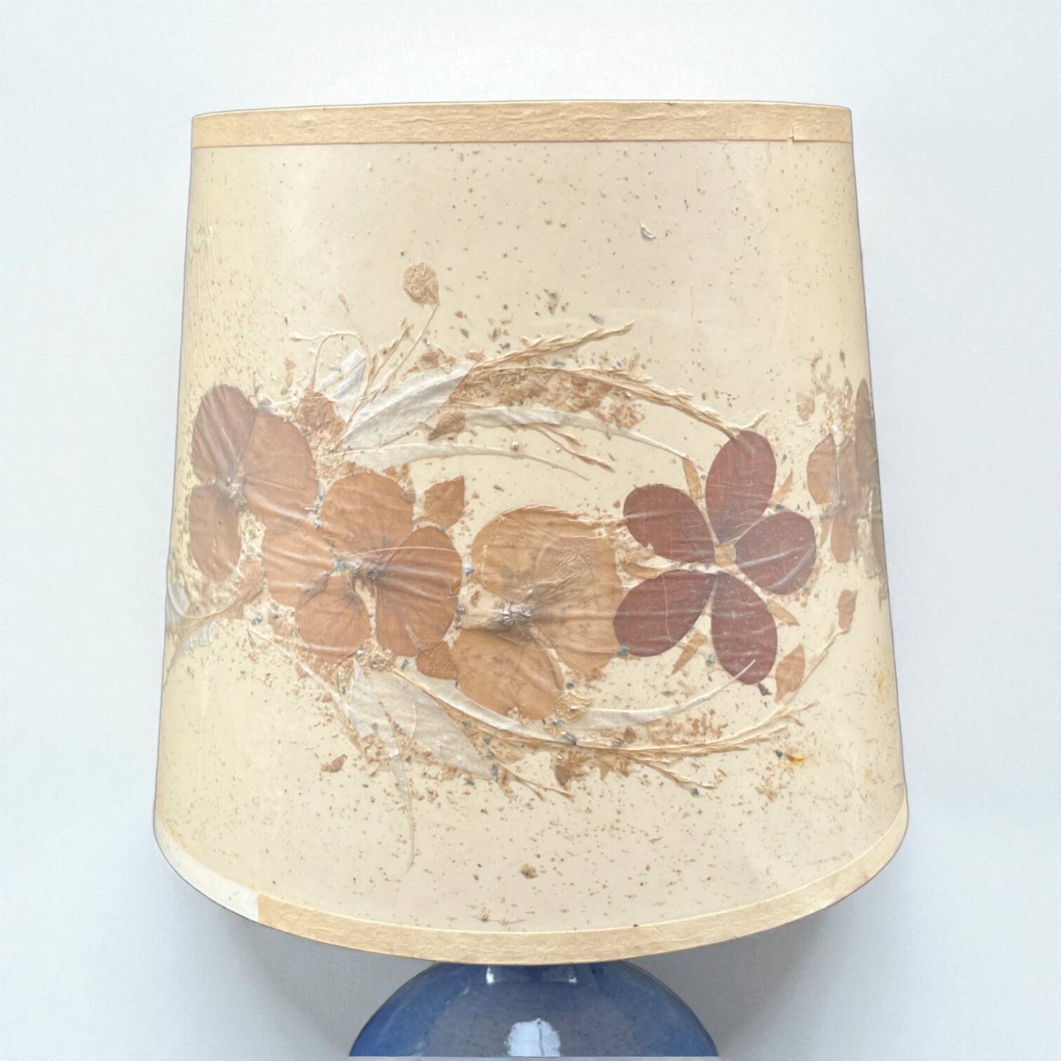 Lampe vintage en grès céramique bleu lavande - abat-jour fleurs séchées