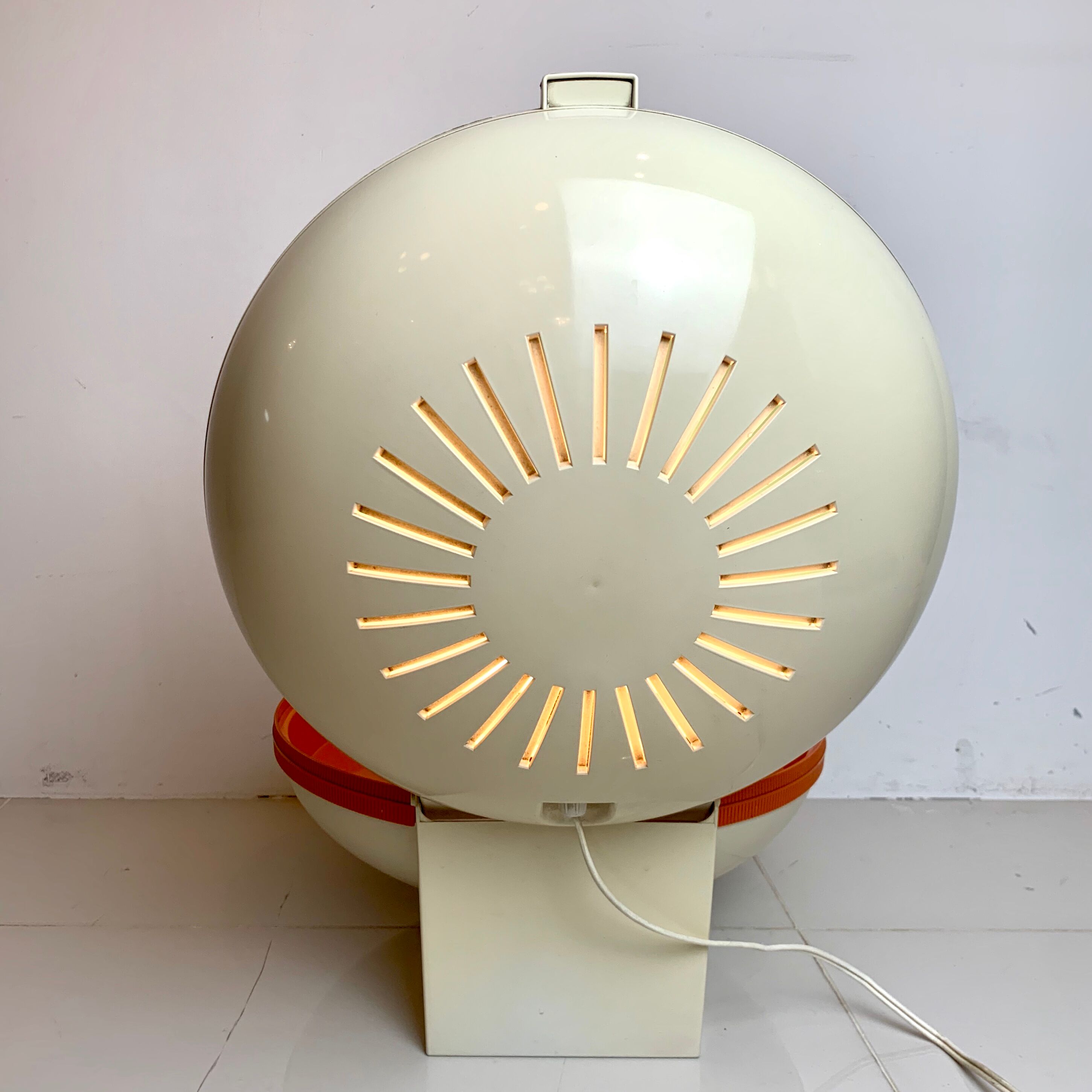 Backlit table dressing table "ufo" for flair