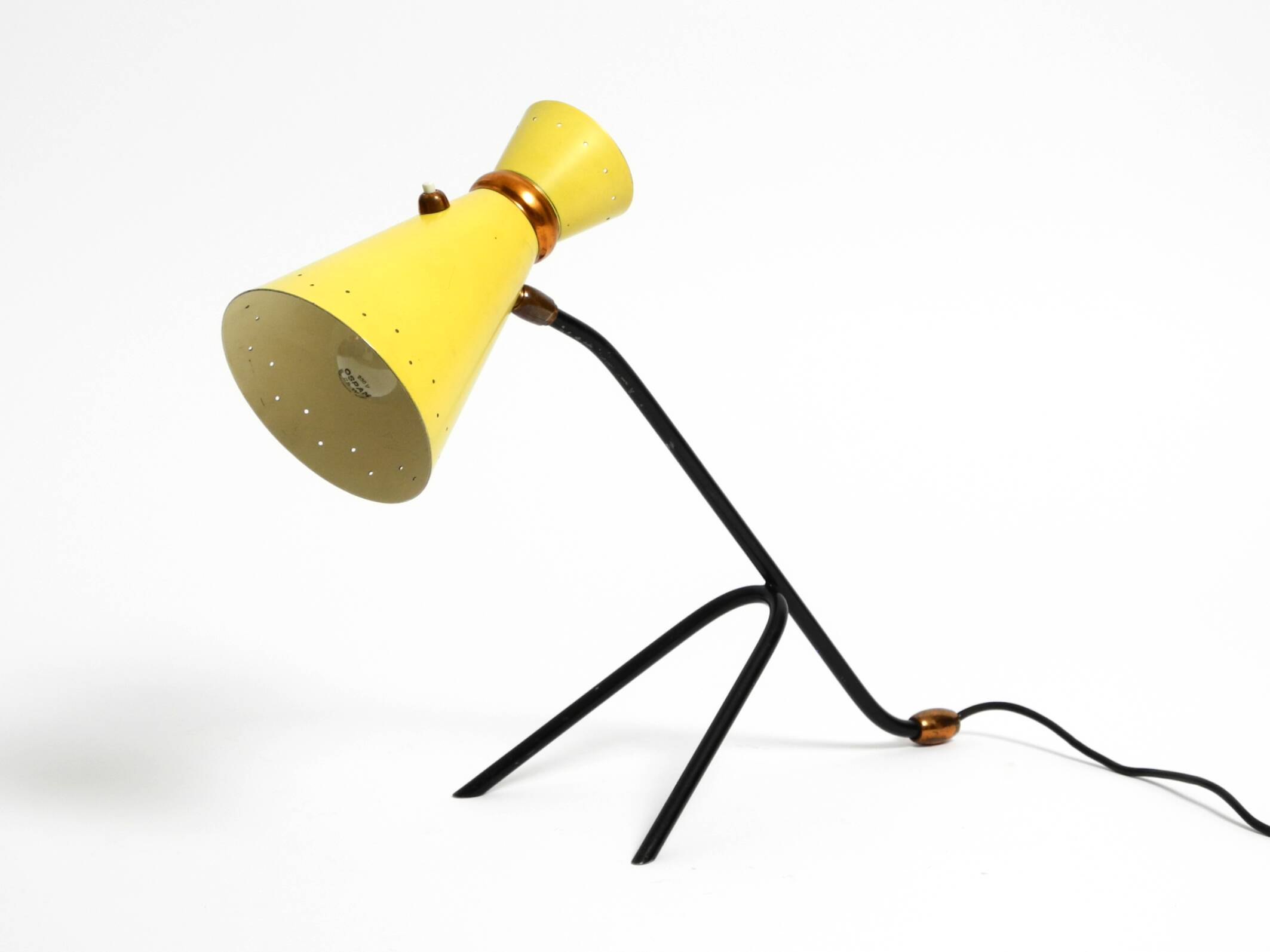 Grande lampe de table sur trépied de style mid-century moderne avec abat-jour diabolo jaune.