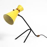 Grande lampe de table sur trépied de style mid-century moderne avec abat-jour diabolo jaune.