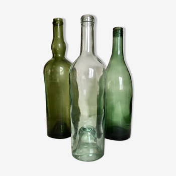 Ensemble de trois bouteilles anciennes
