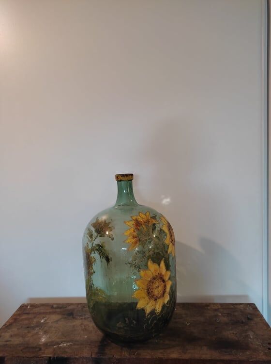 Very original Old Lady Jeanne, hand painted. 28l.