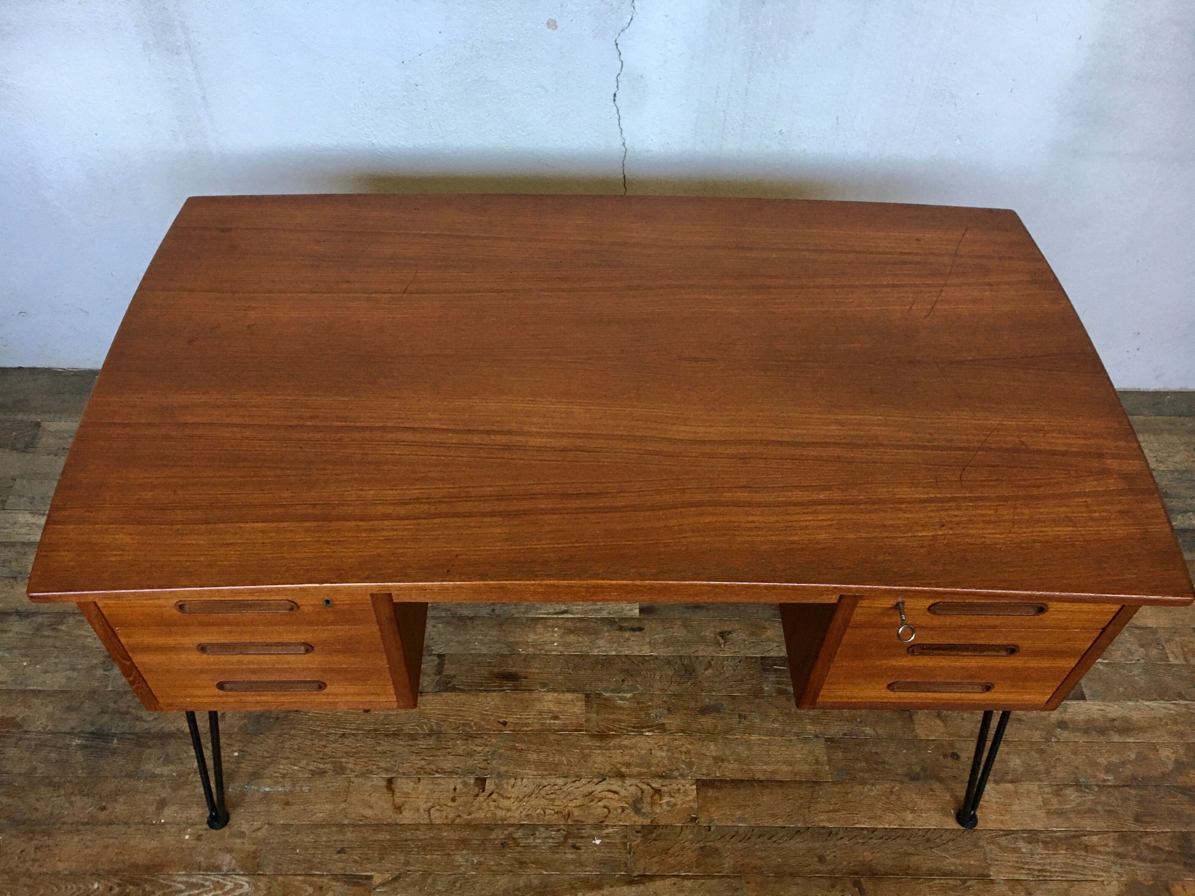 Bureau scandinave en teck avec piétement eiffel métal noir  1950 1960