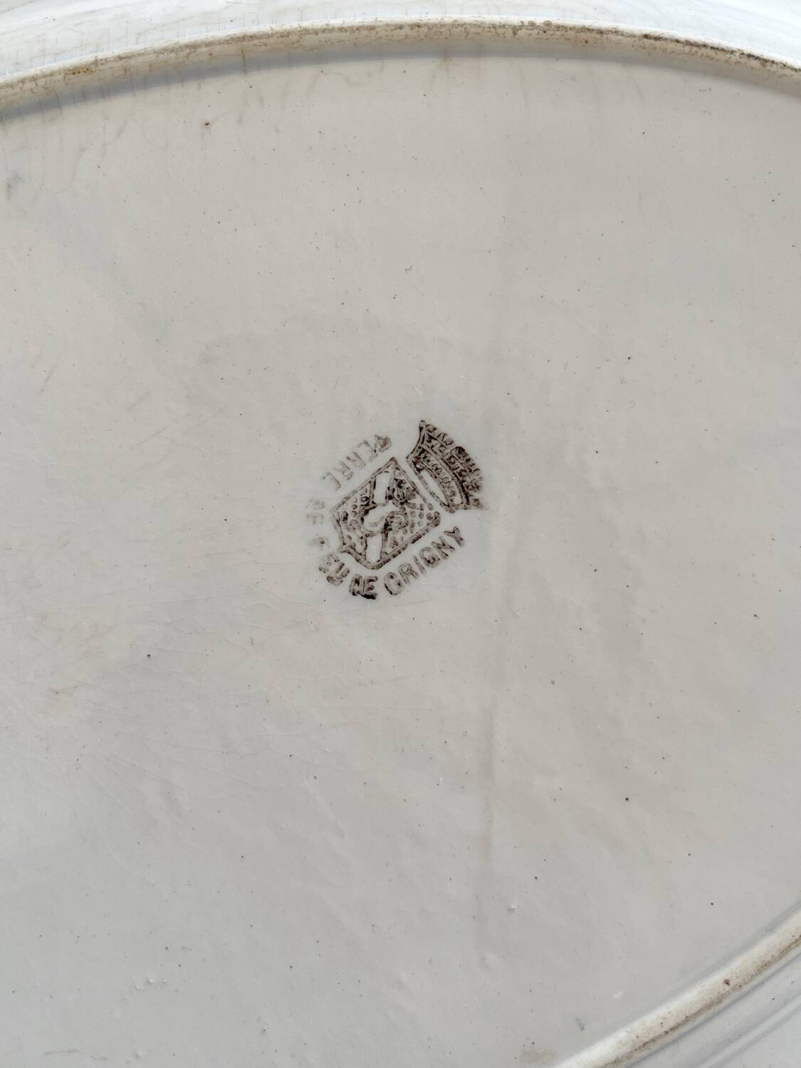 Plat ovale décor fruits en terre de fer de Grigny