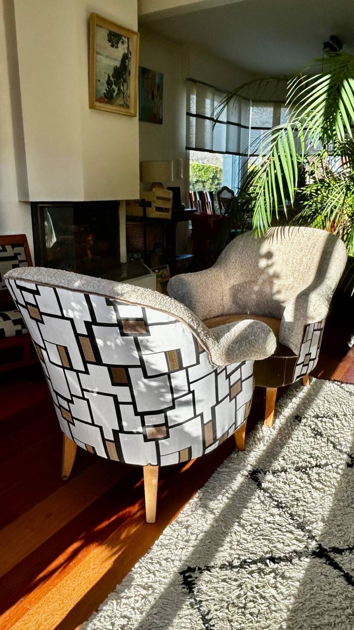 Paire fauteuils crapauds beige tissu bouclette et son repose pieds