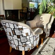 Paire fauteuils crapauds beige tissu bouclette et son repose pieds