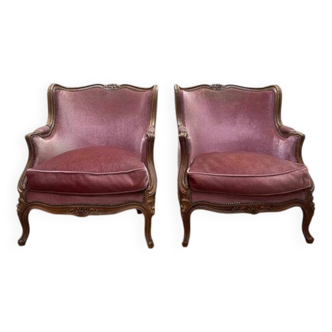 Paire de fauteuils, bergères de style Louis XV en velours rose