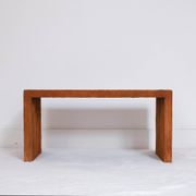 Paire de tables d'appoint en daim cognac à la manière de Jean Michel Frank