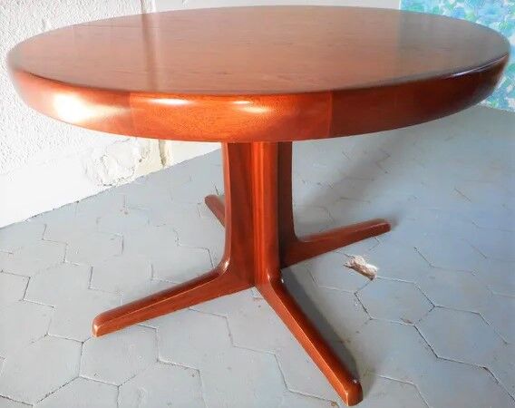 Baumann table with extension cords