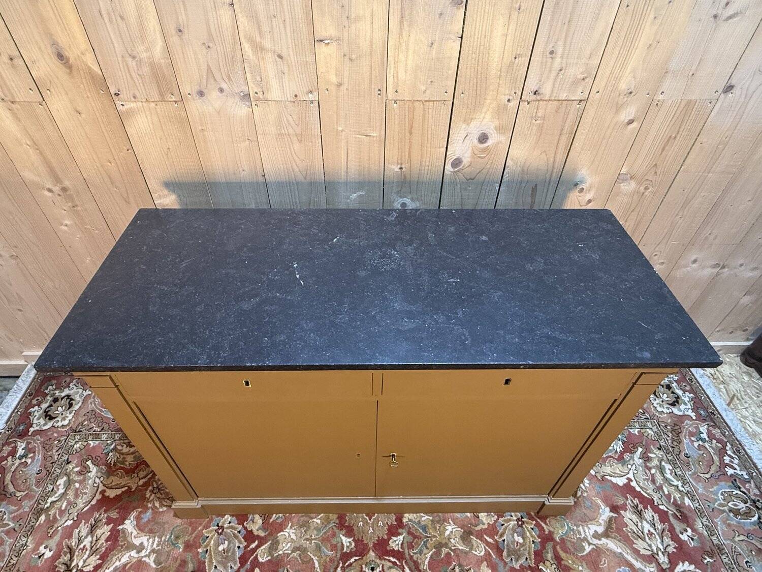 Buffet à plinthes Louis Philippe en bois peint et marbre noir